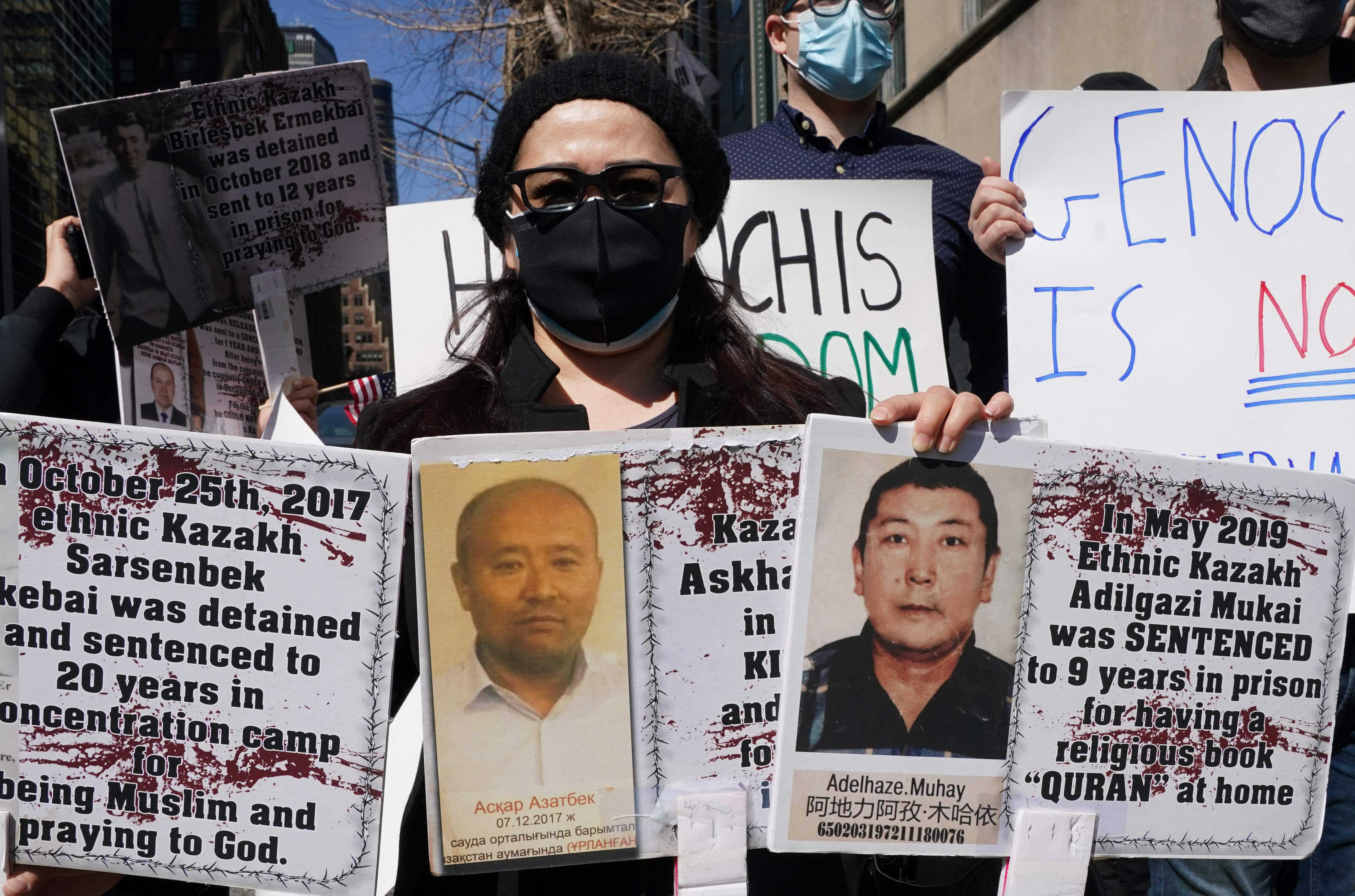 Para demonstran di New York, AS, Senin (22/3/2021) menunjukkan sejumlah poster warga Uighur yang ditangkap otoritas Tiongkok.