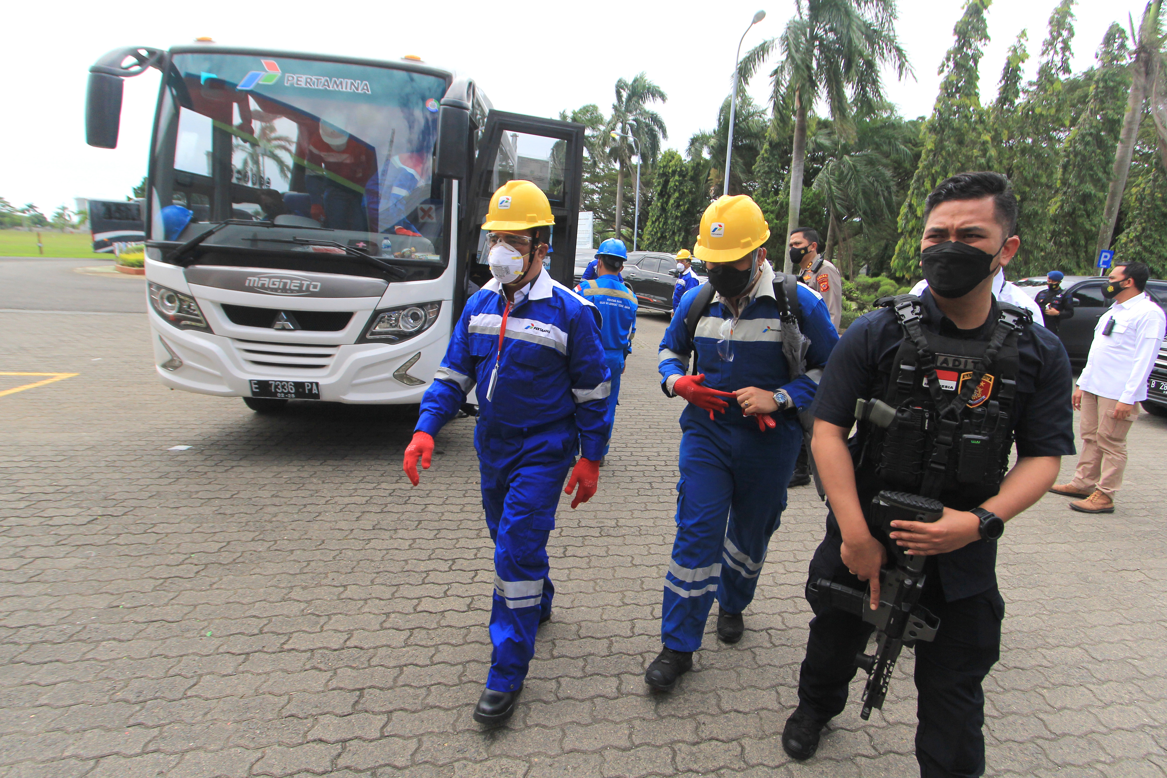 Kabareskrim Polri Komjen Pol Agus Andrianto (kiri) mengunjungi kantor Pertamina RU VI Balongan, Indramayu, Jawa Barat, Rabu (7/4/2021)