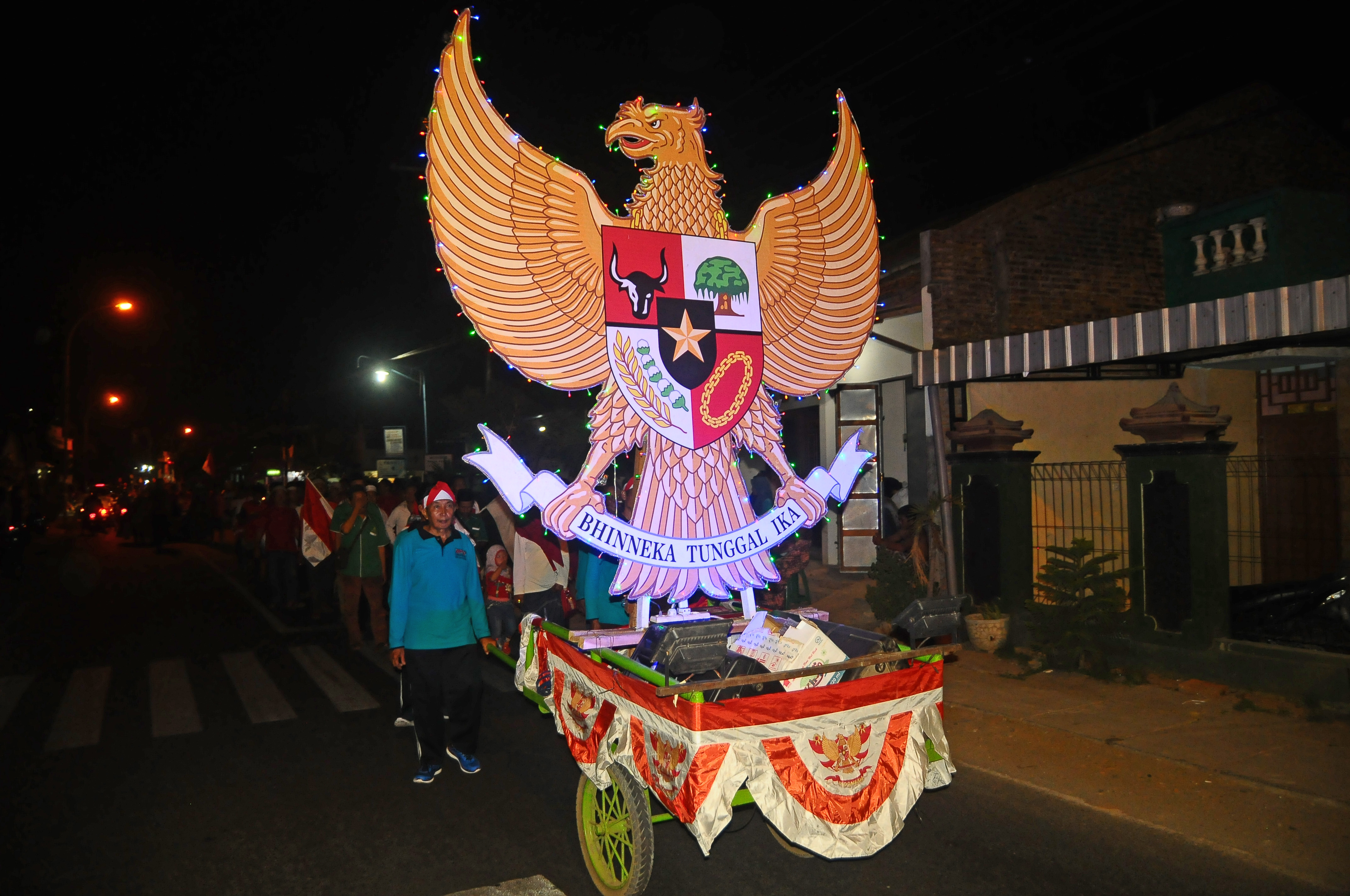 Warga mengarak lambang negara Garuda Pancasila saat memperingati hari Kesaktian Pancasila, beberapa waktu lalu.