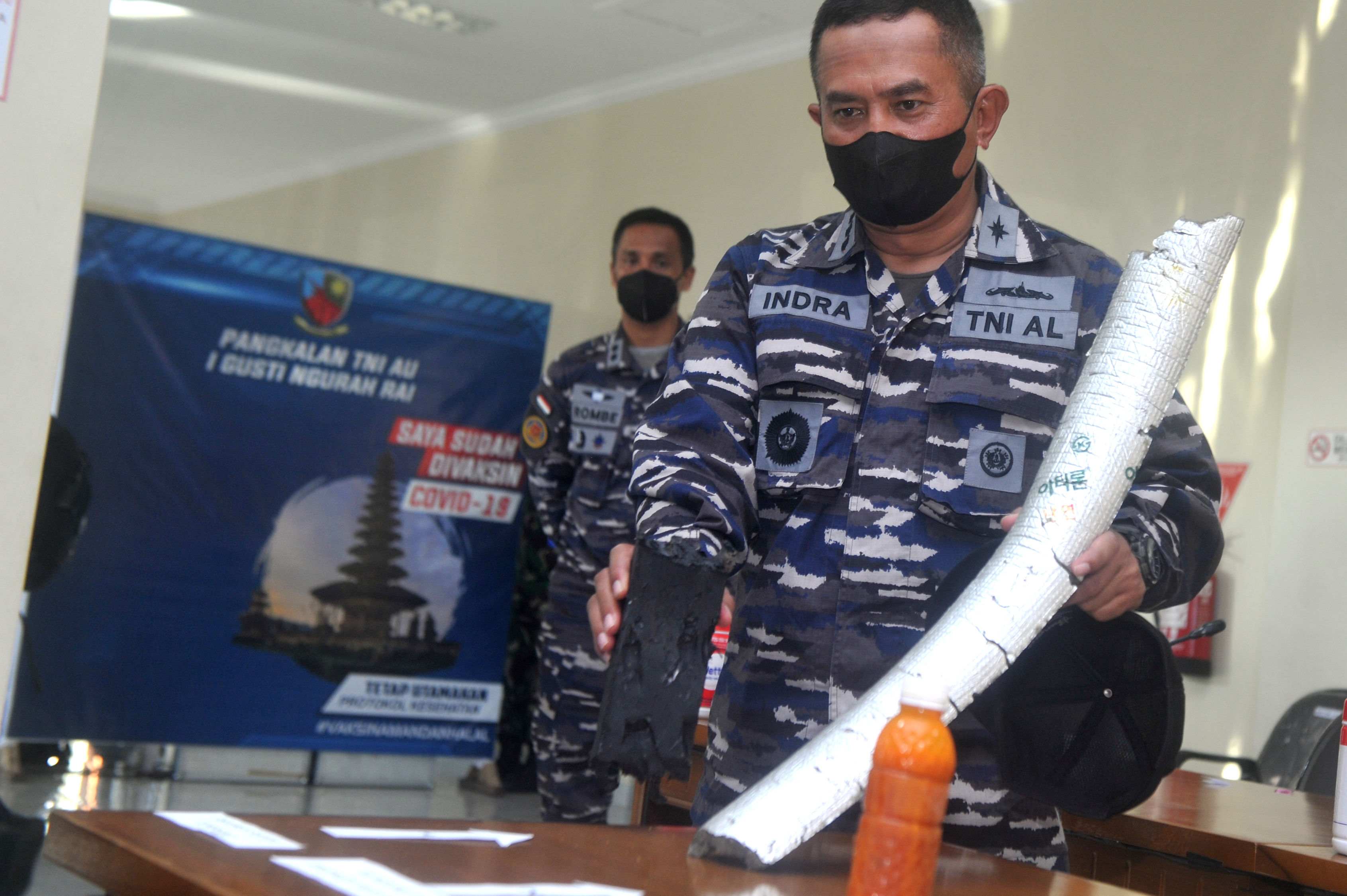 Petugas menunjukkan temuan serpihan yang diyakini merupakan bagian dari KRI Nanggala-402.