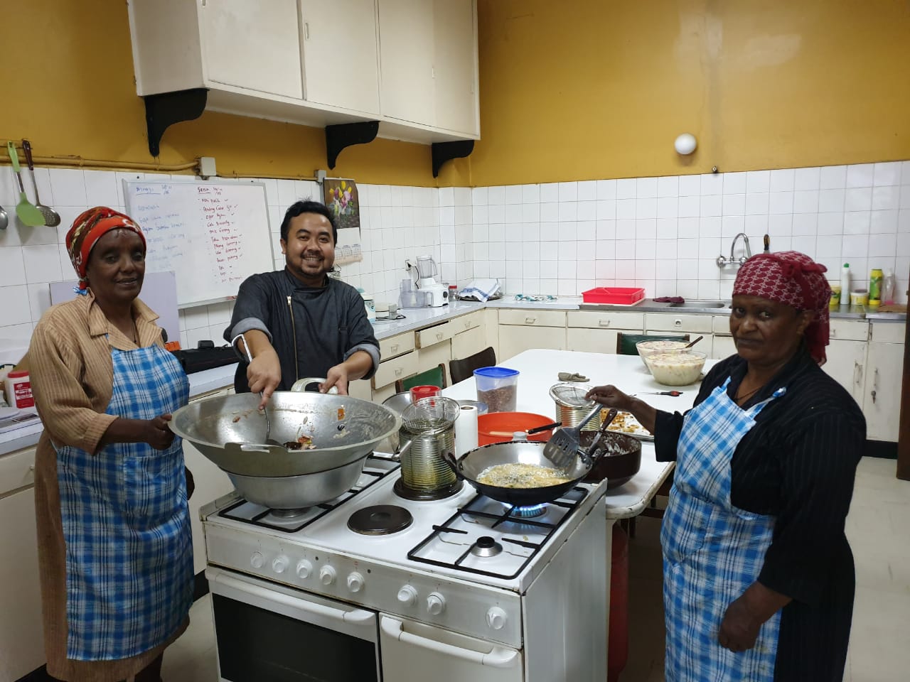 Dua perempuan Ethiopia membantu menyiapkan makanan berbuka puasa di KBRI Addis Ababa.