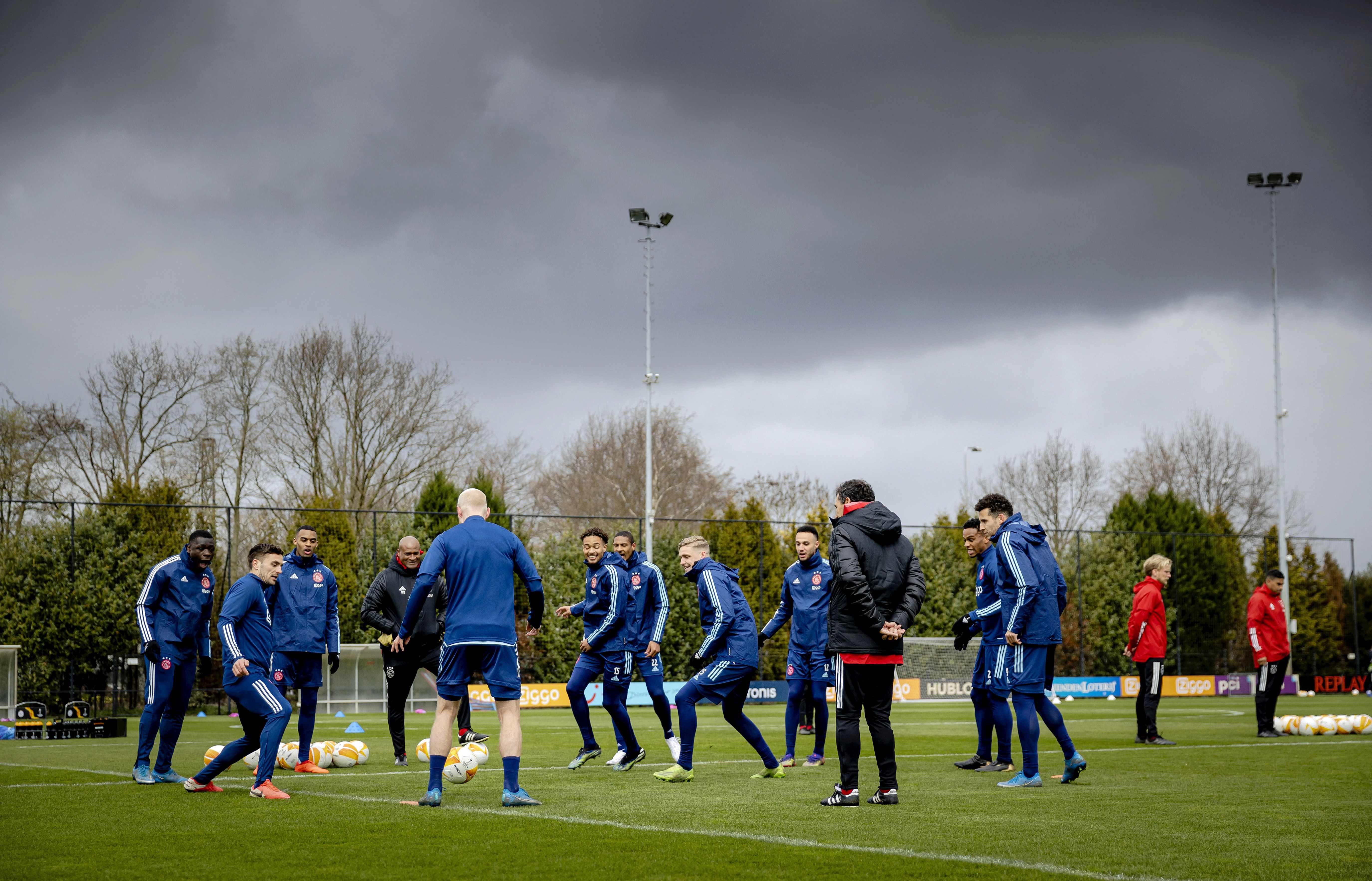 Para pemain Ajax Amsterdam melakukan latihan di taman olaharga de Toekomst, Amsterdam, Belanda, Rabu (7/4).  