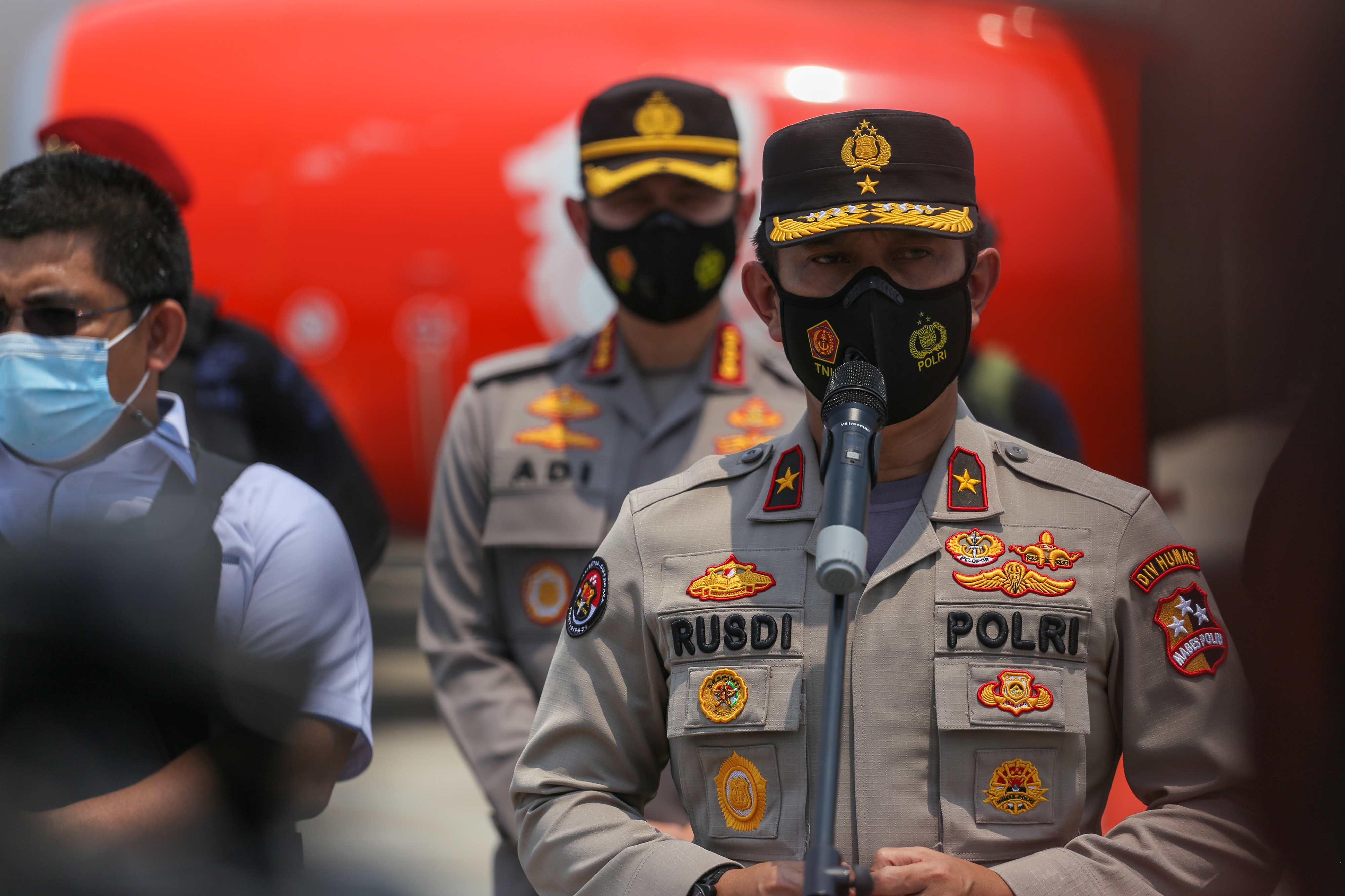 Kepala Biro Penerangan Masyarakat Divisi Humas Polri Brigjen Pol Rusdi Hartono (Kanan)