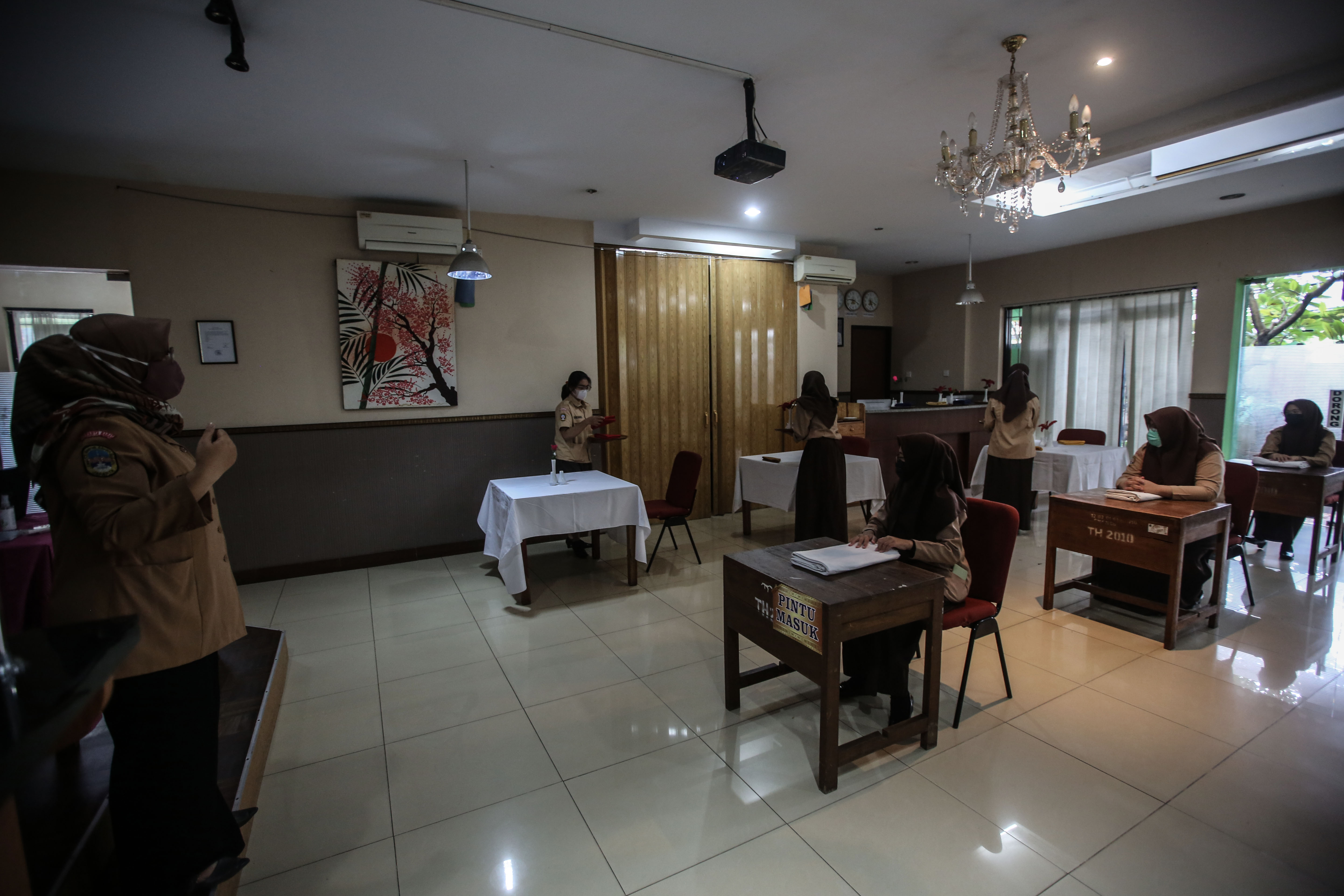 Siswi SMKN 60 Jakarta jurusan Tata Boga mengikuti uji coba Pembelajaran Tatap Muka (PTM) di SMKN 60 Jakarta, Rabu (7/4/2021).