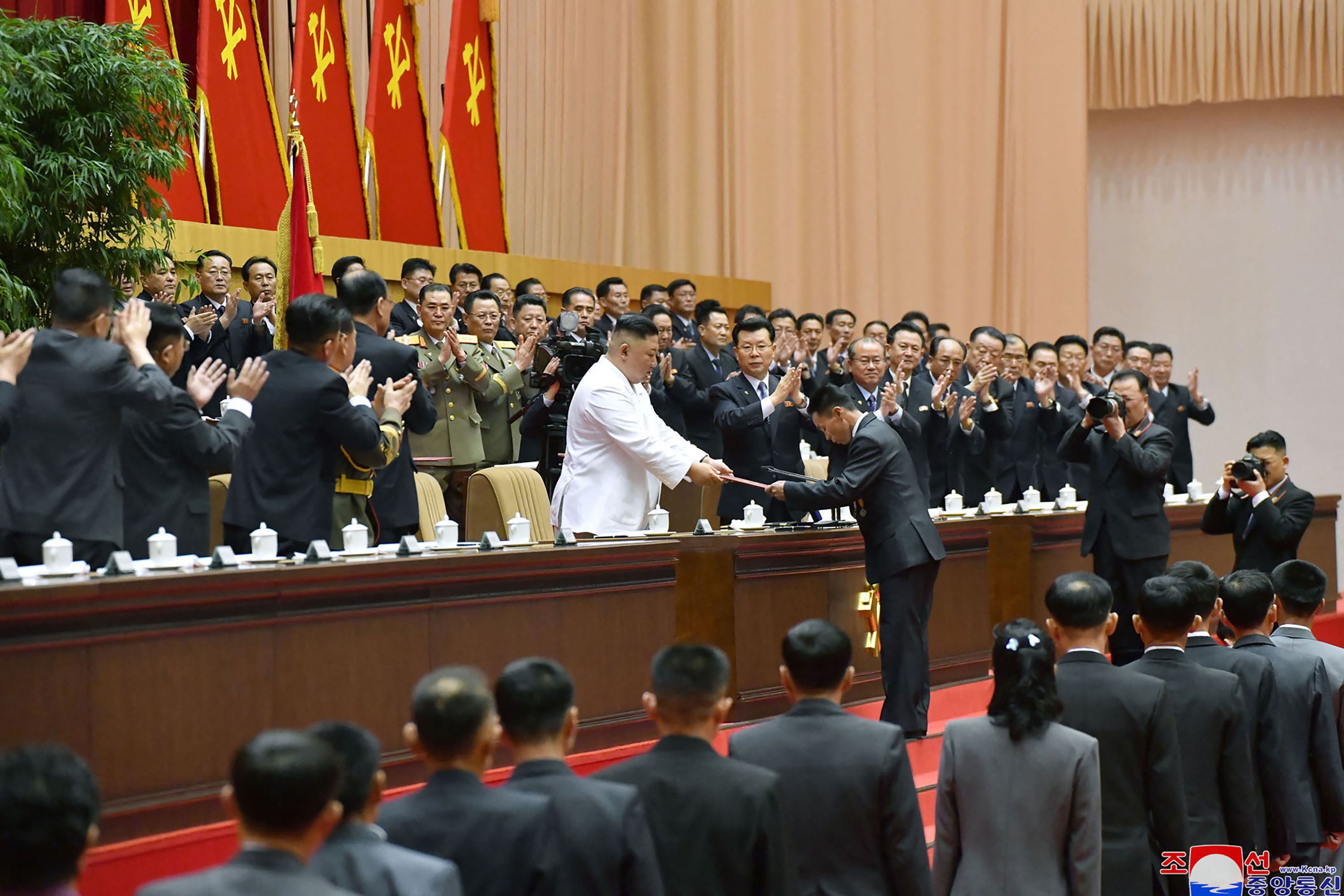 KCNA merilis foto pada Kamis (8/4) menampilkan pemimpin Korut Kim Jong-un hadiri Konferensi ke-19 Partai Pekerja Korea di Pyongyang, Korut.