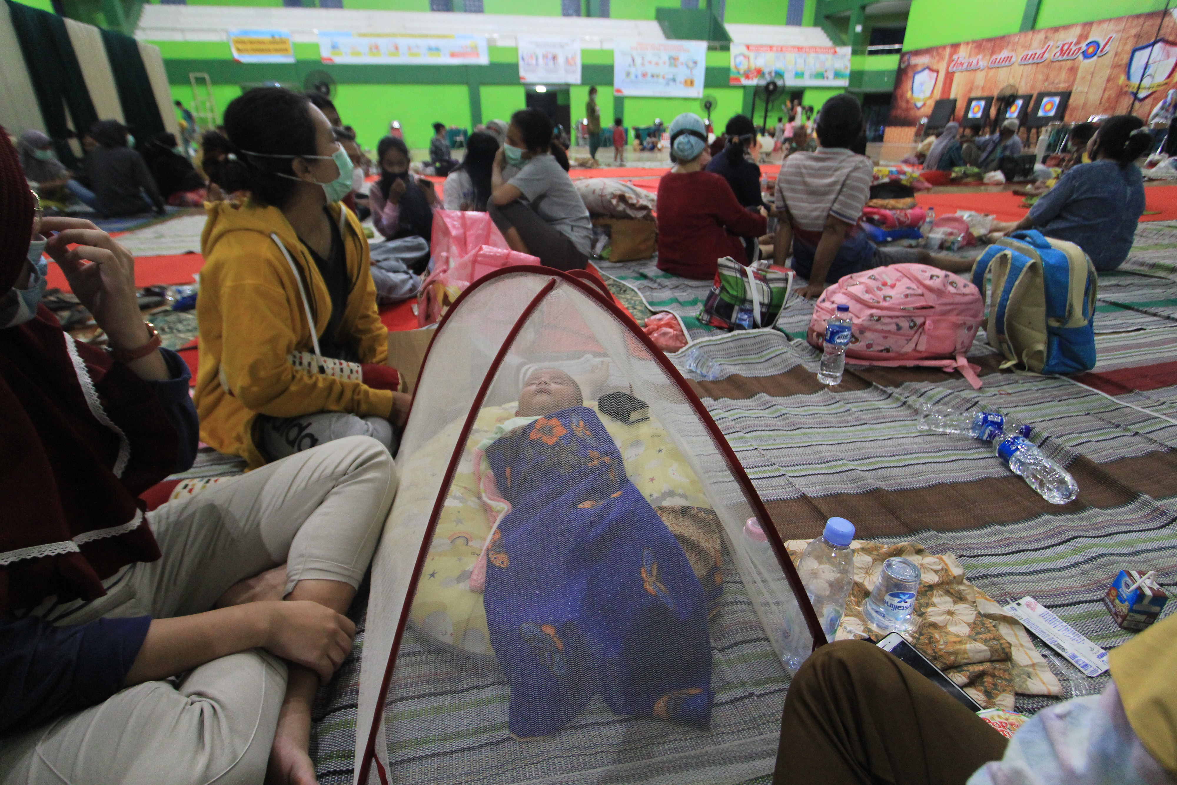  Warga terdampak kebakaran tangki minyak Pertamina mengungsi di Gedung Olahraga Bumi Patra, Indramayu