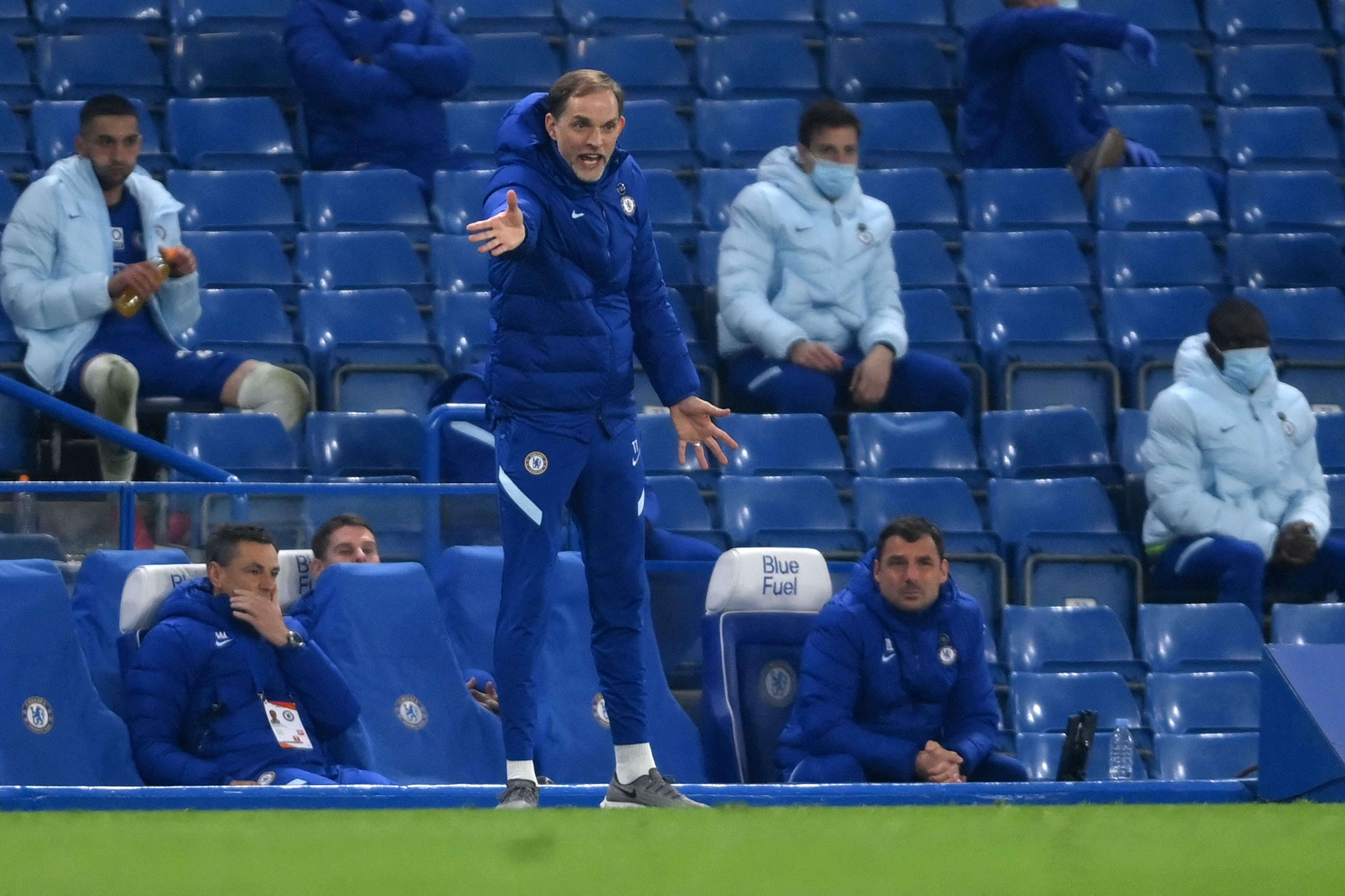 Pelatih kepala Chelsea Thomas Tuchel memberi instruksi kepada pemainnya dari sisi lapangan saat timnya melawan Brighton and Hove Albion. 