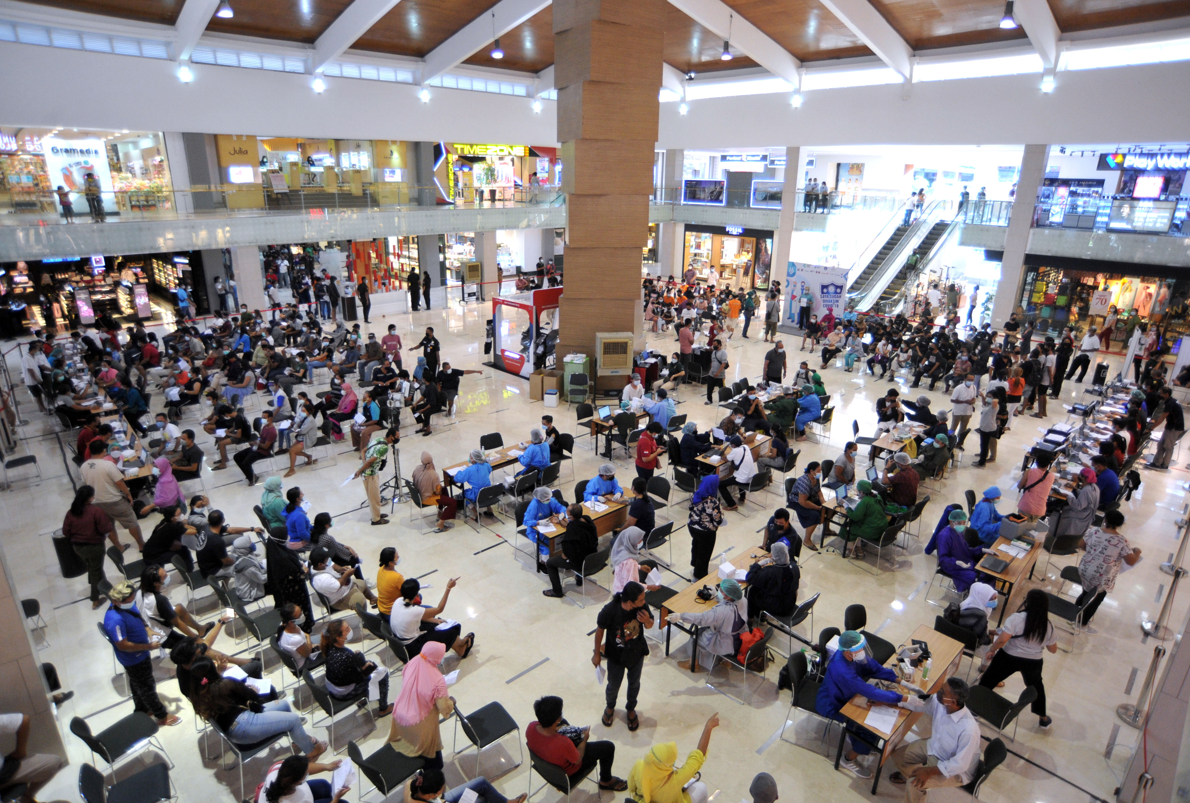 Sejumlah warga mengikuti vaksinasi COVID-19 di Mal Bali Galeria, Kuta, Bali, Rabu (21/4/2021)
