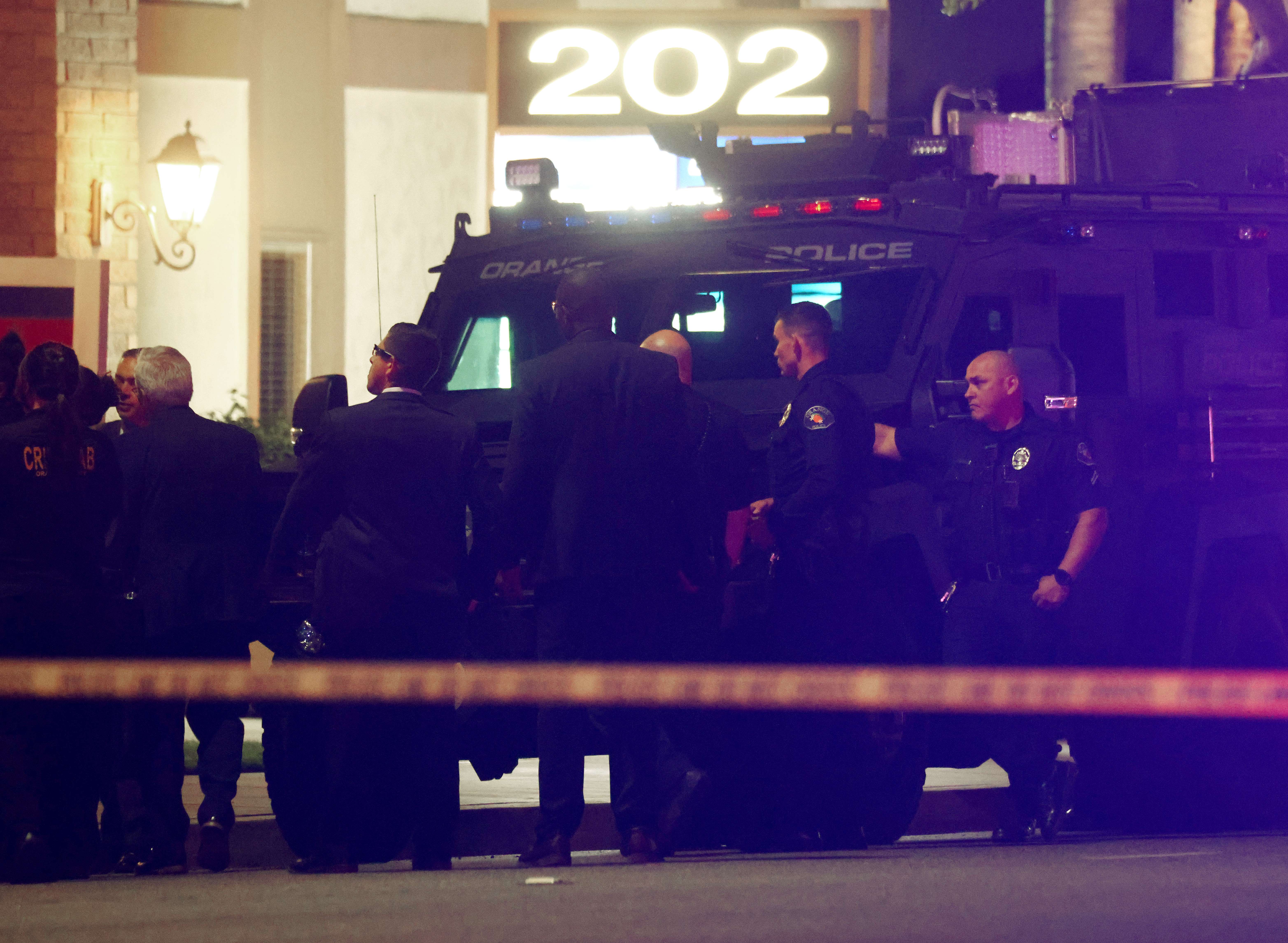Polisi berada di luar gedung perkantoran tempat terjadinya penembakan yang menewaskan empat orang di Orange, California, AS.