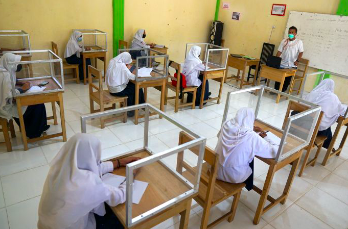 Sejumlah siswa mengikuti pelajaran tatap muka di MTs Al Mujahidin Kabila, Kabupaten Bone Bolango, Gorontalo, Selasa (10/11/2020). 