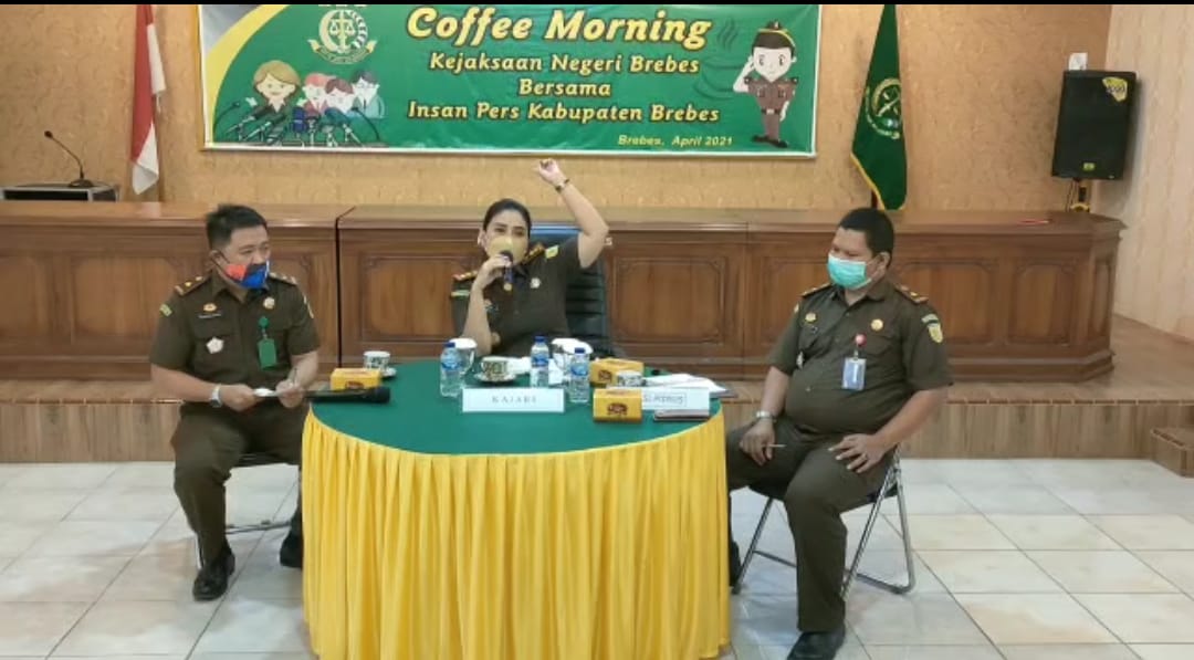 Kajari Brebes, Mernawati (tengah) saat cofe morning dengan para jurnalis, Kamis (1/4/2021)