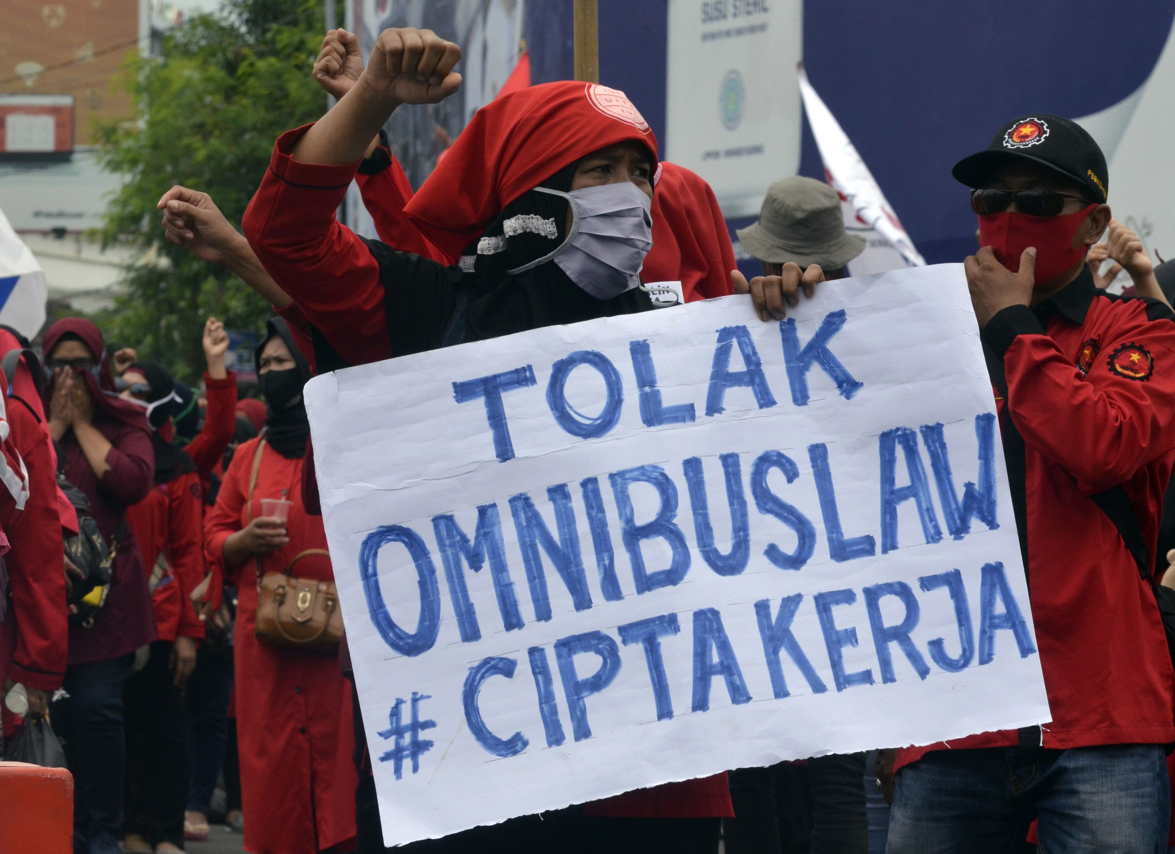Buruh perempuan melakukan aksi damai menolak UU Cipta Kerja (Omnibus Law) di Tugu Adipura, Bandar Lampung, Lampung, Kamis (8/10/2020).