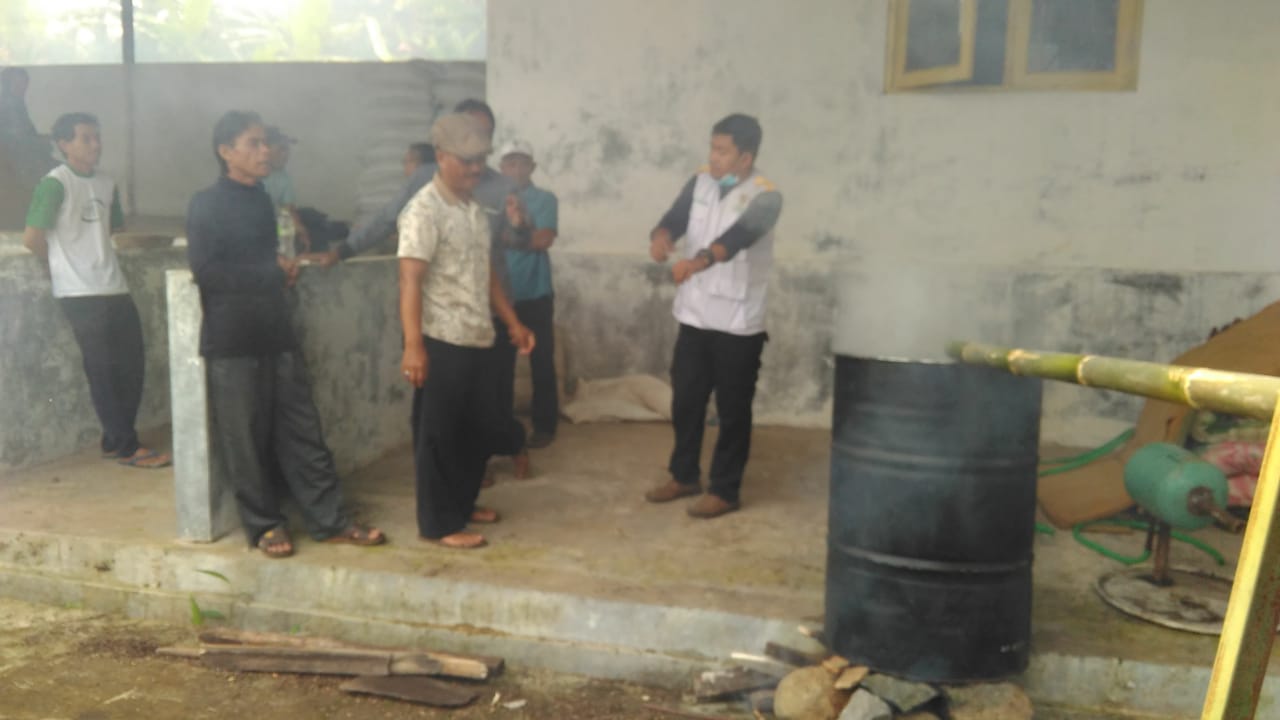 Penguatan ilmu praktek pembuatan pestisida alami dari proses pembakaran kayu atau sering disebut dengan sebutan cuka kayu atau asap cair.