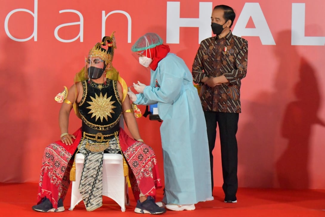 Presiden Joko Widodo memantau pelaksanaan vaksinasi covid-19 bagi ratusan pekerja seni dan budayawan di Galeri Nasional Indonesia, Jakarta. 