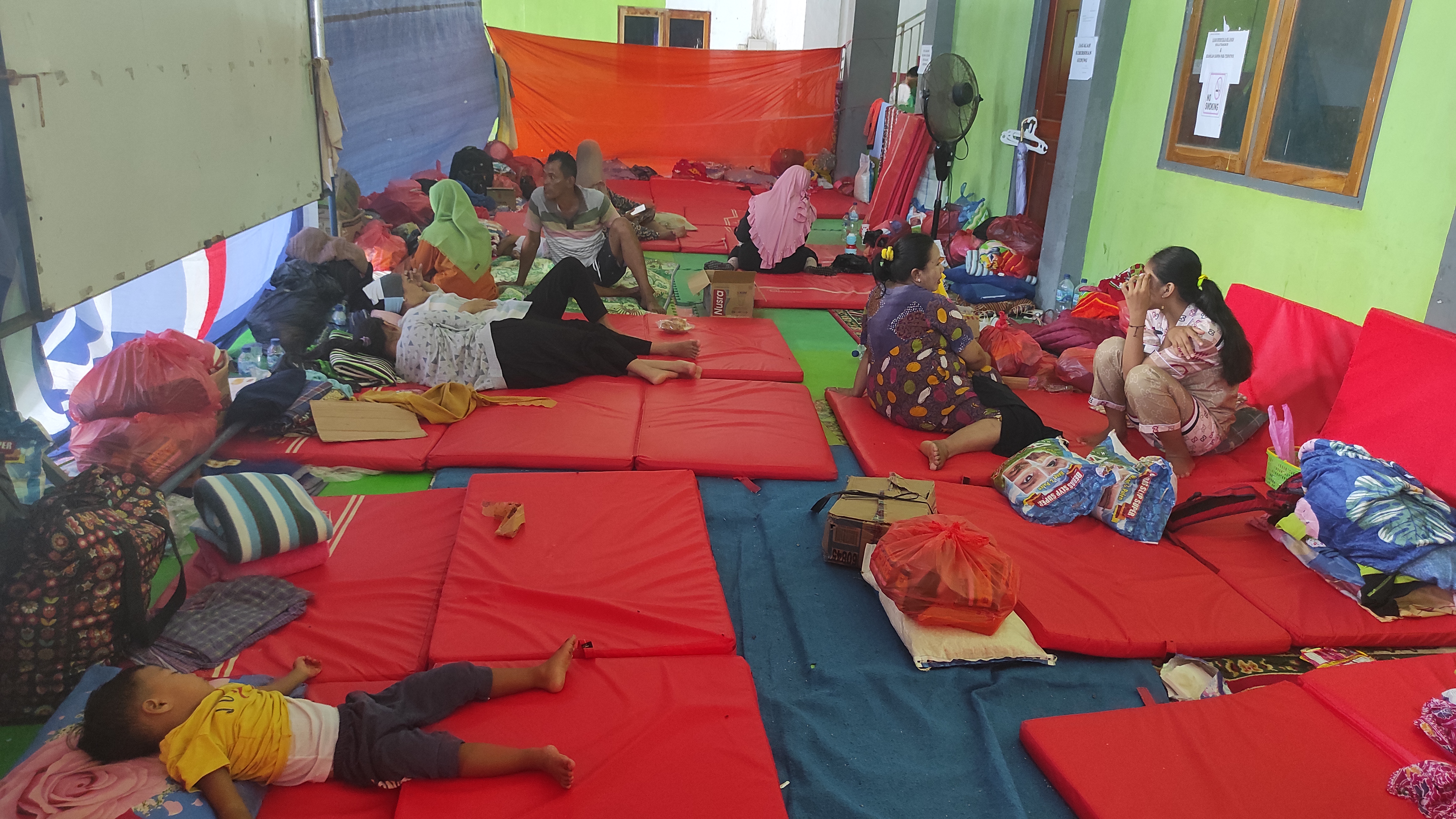 Para pengungsi di Desa Lamahala Jaya, Kecamatan Adonara Timur, Kabupaten Flotim, NTT.