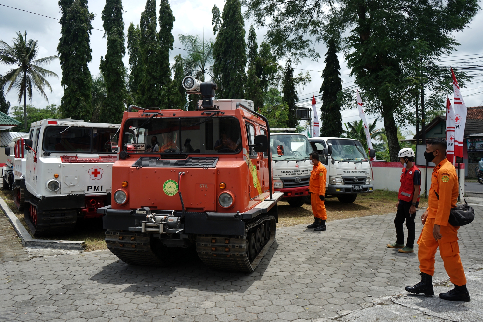 Petugas menyiagakan kendaraan taktis hagglunds di Posko Palang Merah Indonesia (PMI) Pakem, Sleman, D.I Yogyakarta, Rabu (11/11/2020).
