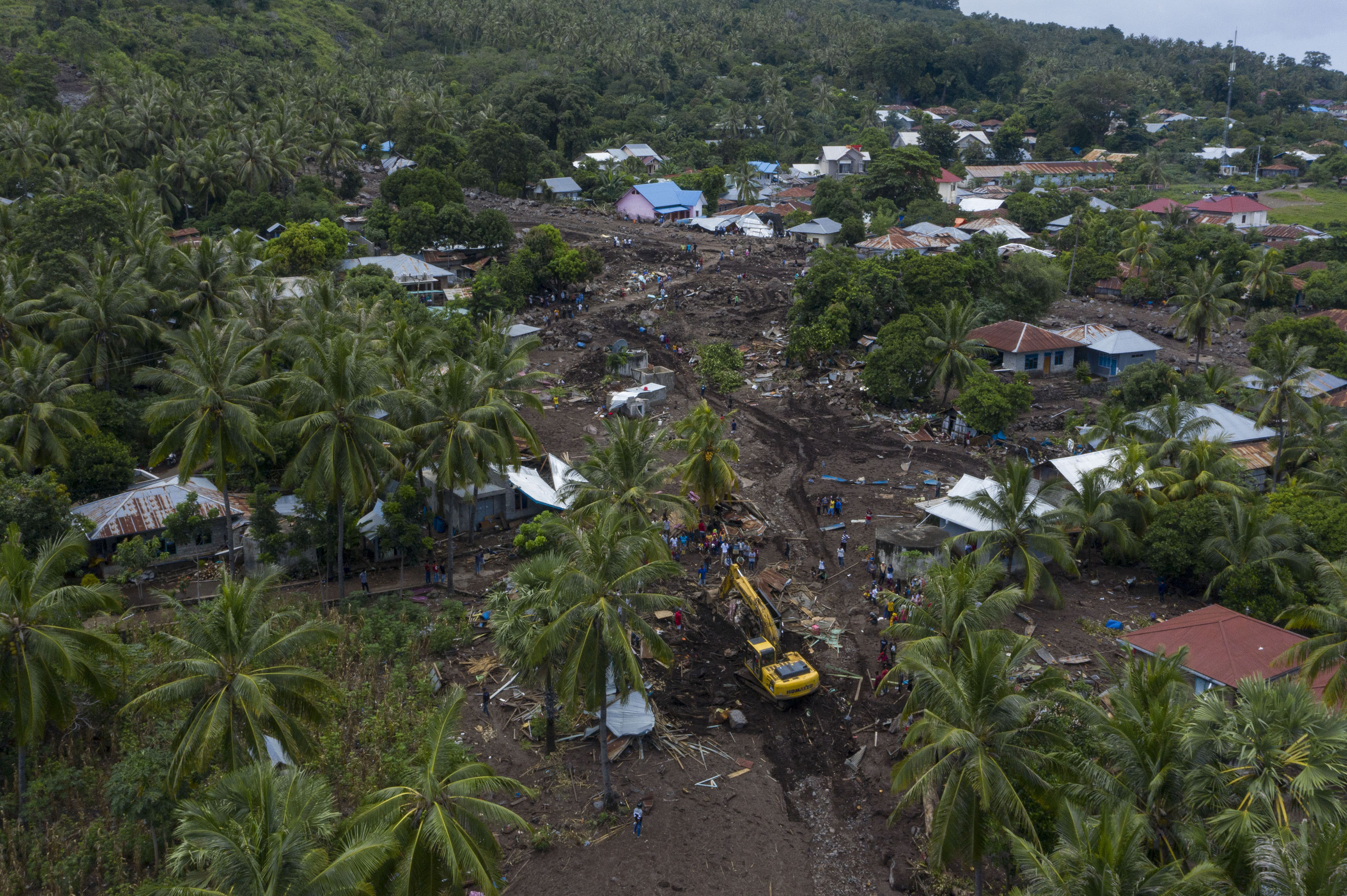  Foto udara pencarian korban hilang dalam bencana tanah longsor NTT
