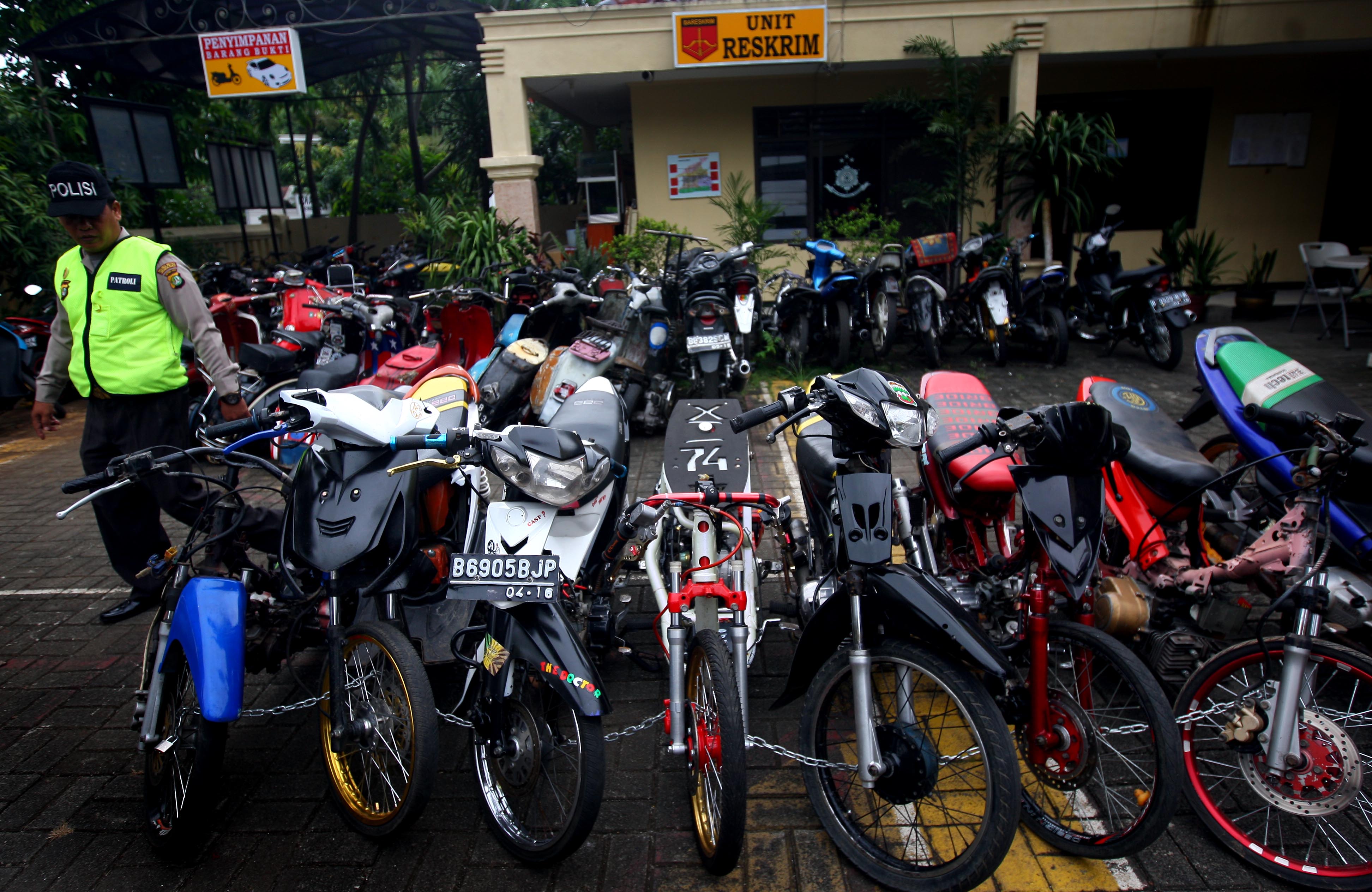 Sebelumnya, Polsek Kembangan, Jakarta Barat melakukan razia motor yang digunakan aksi balap liar. 