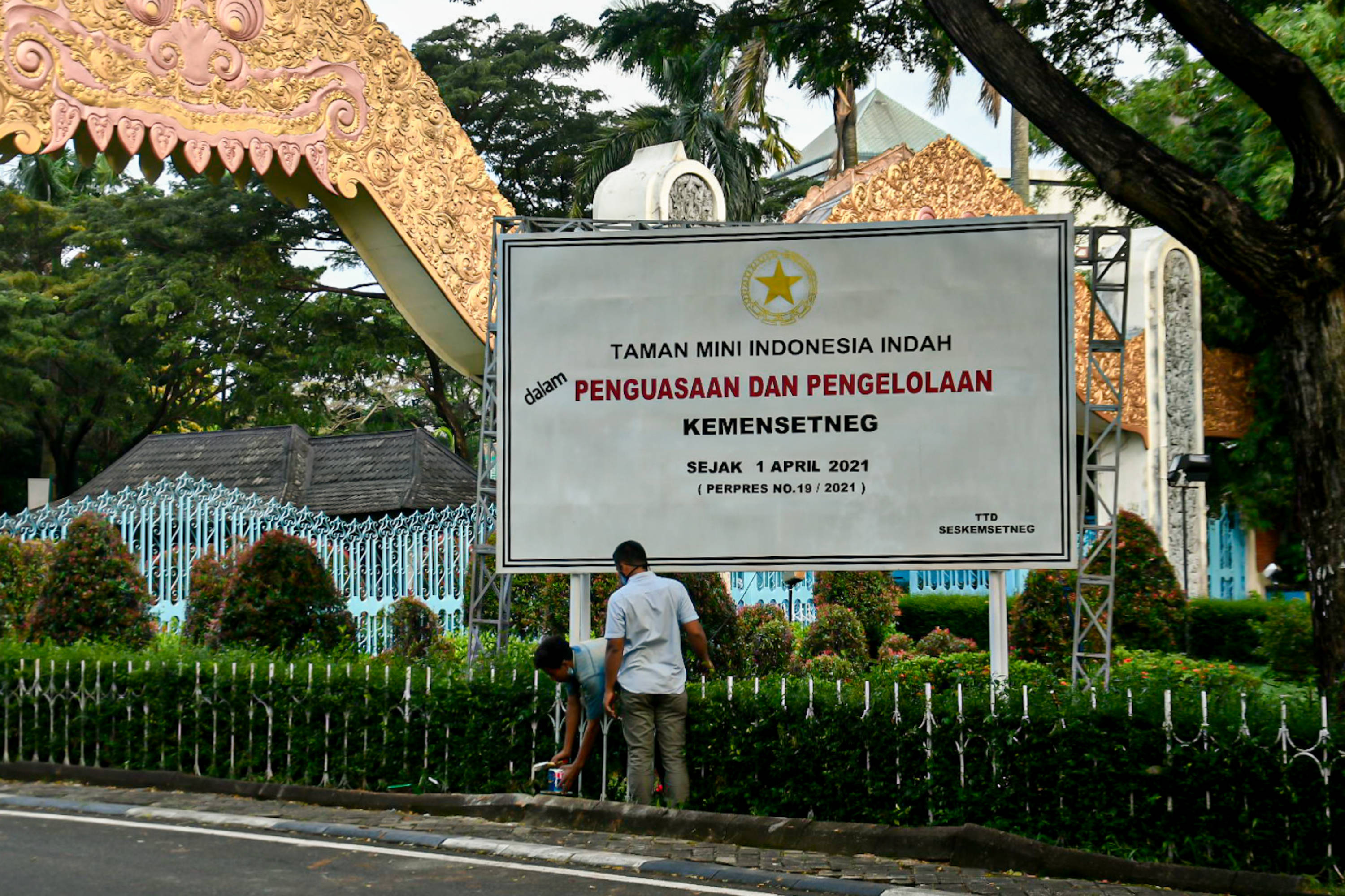 Petugas menyelesaikan pemasangan baliho bertuliskan TMII dalam penguasaan dan pengelolaan Kemensetneg di depan pintu gerbang TMII.