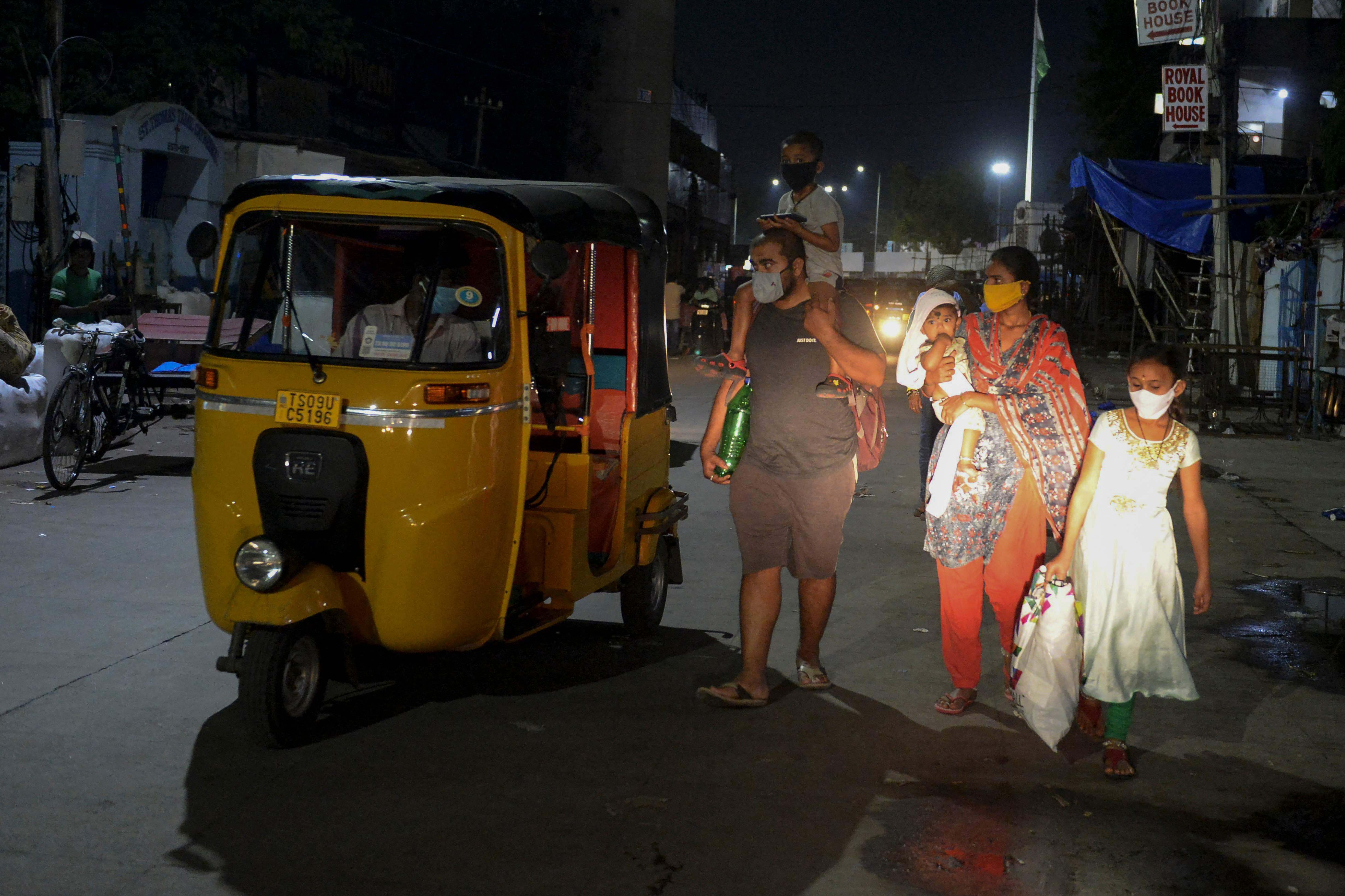 Warga mencari alat transportasi selama jam malam yang diberlakukan pemerintah negara bagian di tengah meningkatnya kasus virus korona.