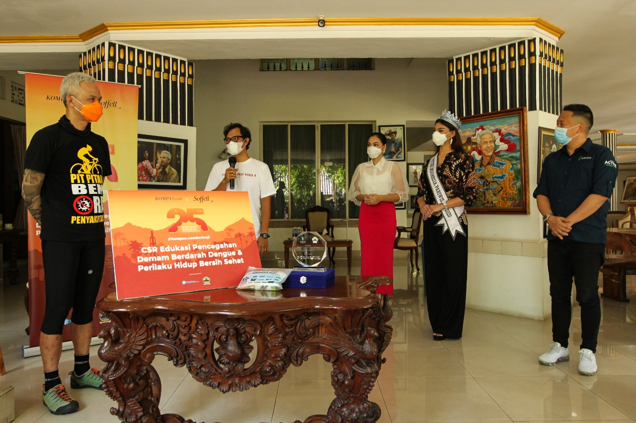 Gubernur Jawa Tengah, Ganjar Pranowo (kiri) secara simbolis menerima bantuan.