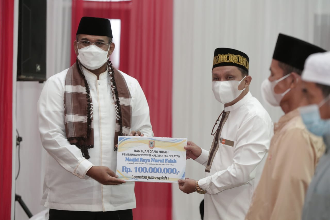 Pejabat Gubernur Kalsel Safrizal secara simbolis menyerahkan bantuan hibah untuk rumah ibadah dan pendidikan keagamaan di Kabupaten Tapin. 