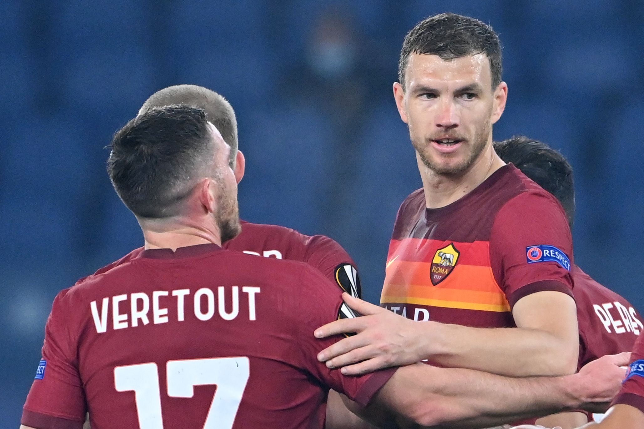 Penyerang AS Roma Edin Dzeko (kanan) melakukan selebrasi bersama Jordan Veretout.