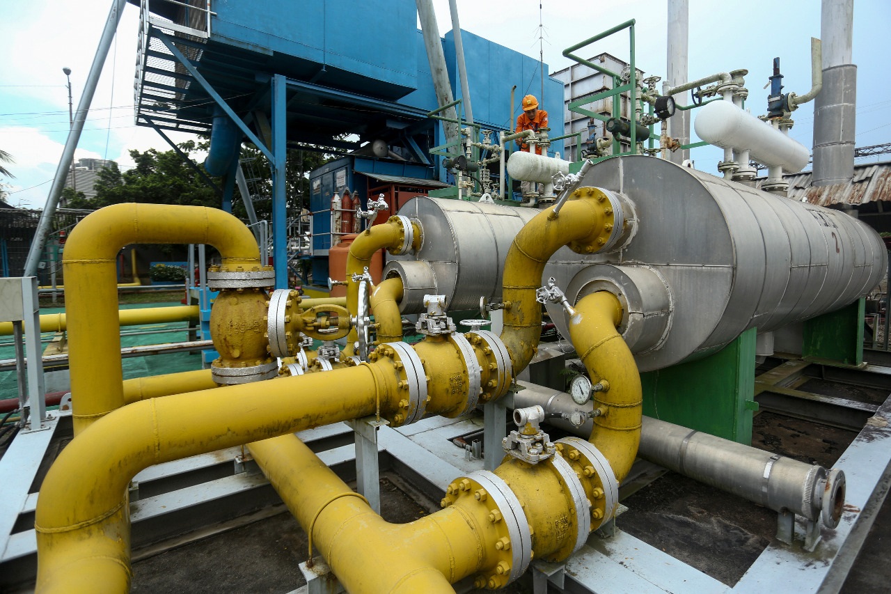 Pekerja sedang memeriksa pipa gas