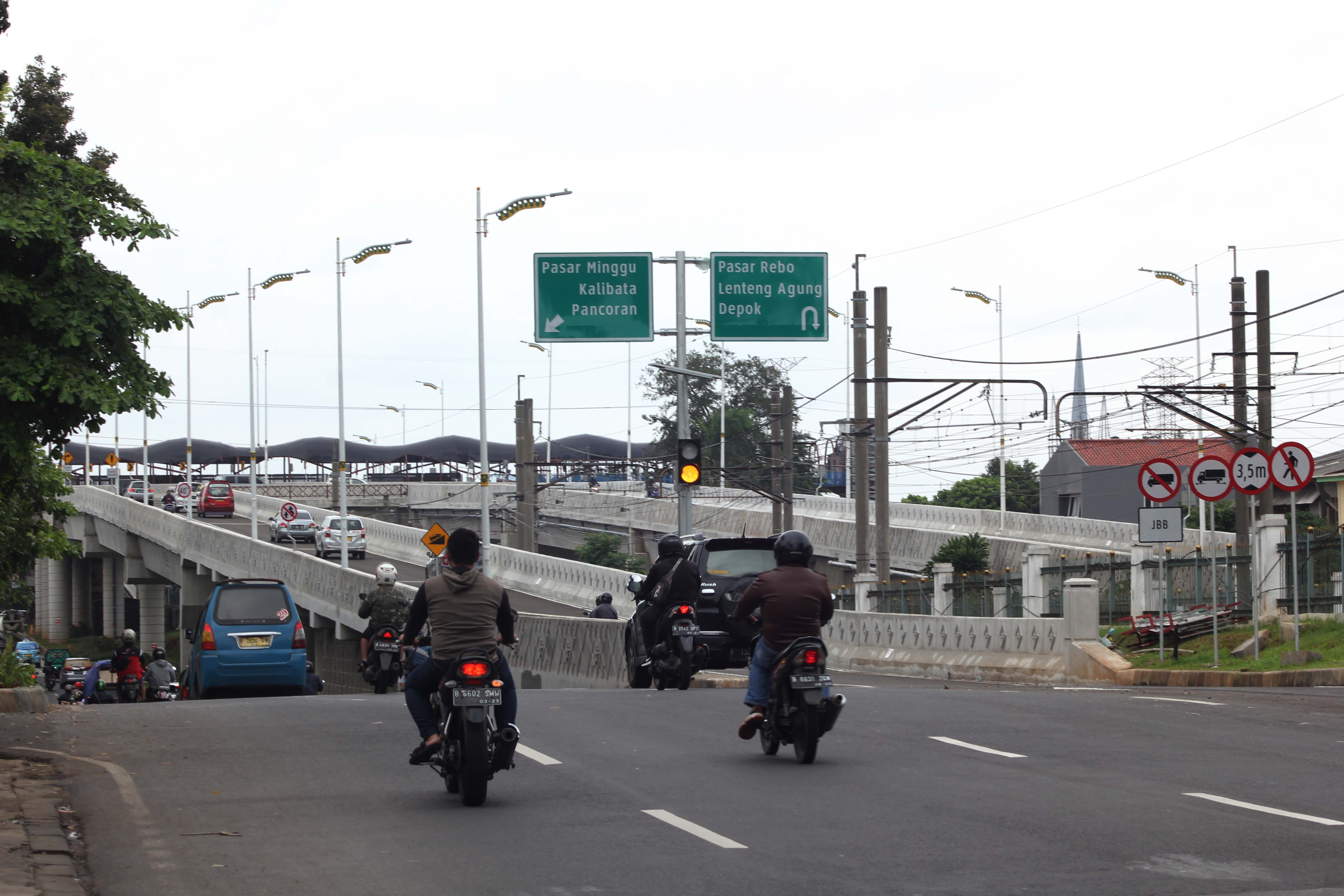 flyover tapal kuda Lenteng Agung dan Tanjung Barat, Jakarta Selatan, sudah bisa dilalui kendaraan umum.