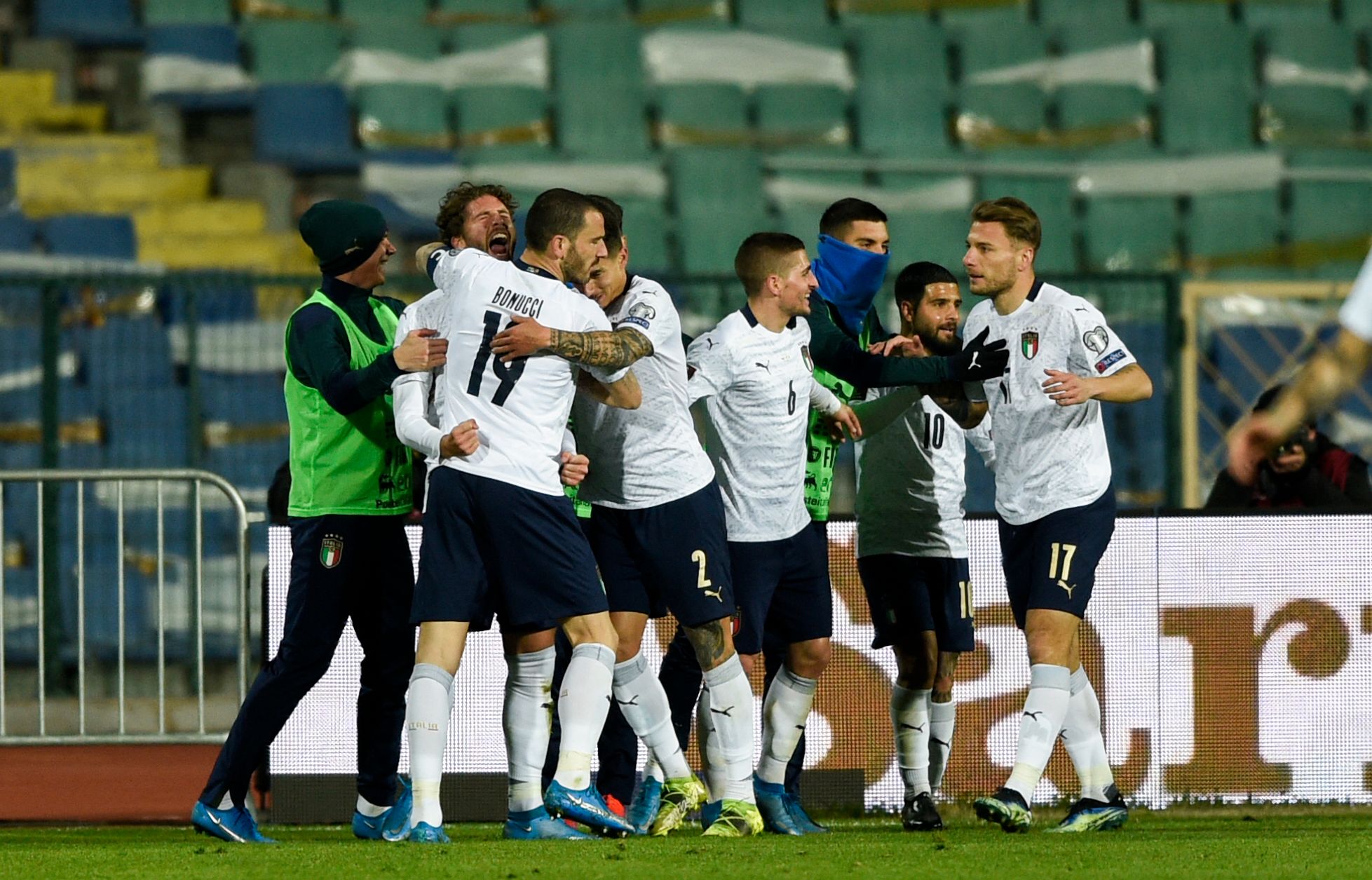 Para pemain timnas Italia melakukan selebrasi setelah gelandang Manuel Locatelli menyumbang gol kedua saat Italia melawan Bulgaria.  