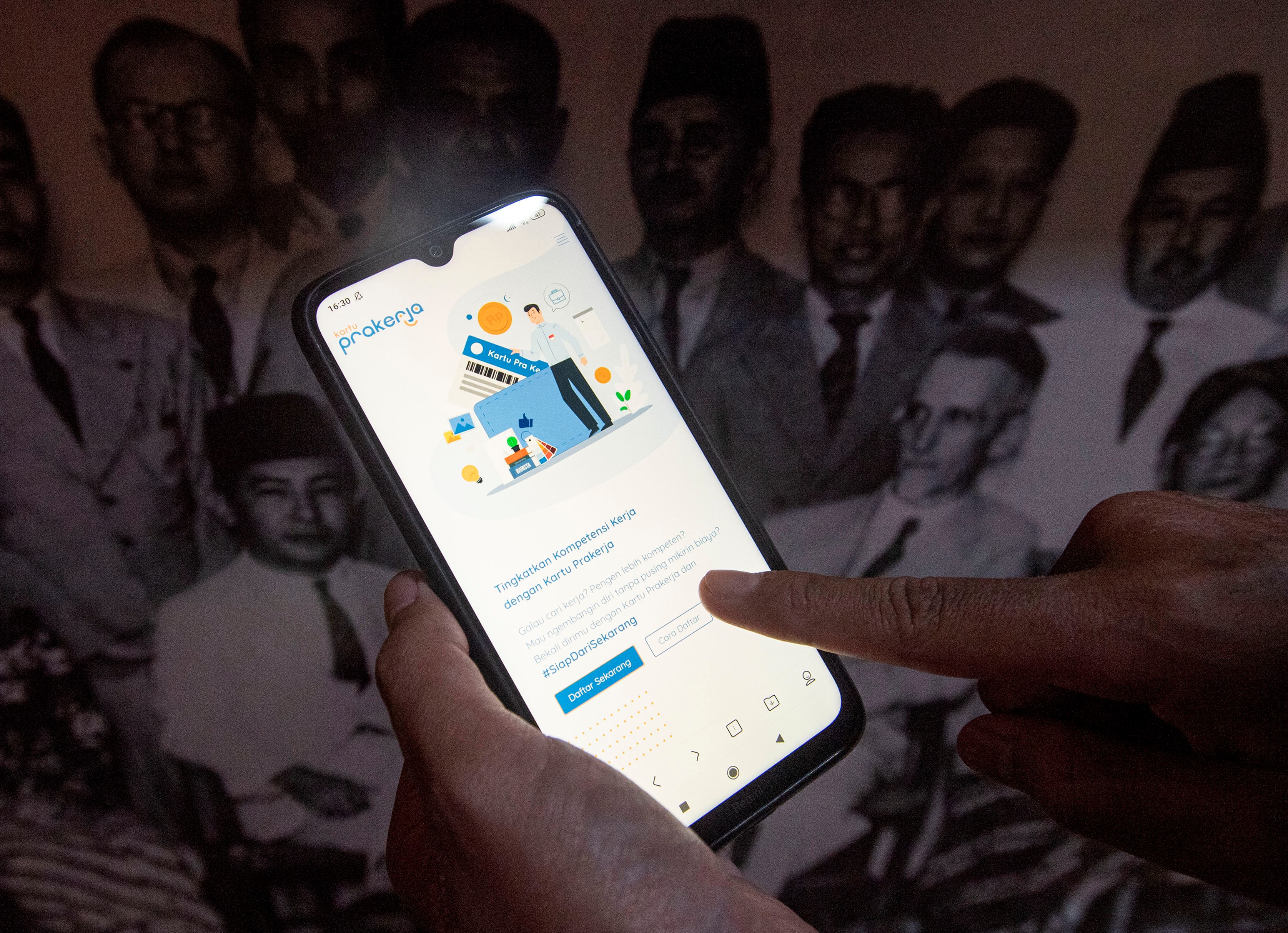 Warga mencari informasi tentang pendaftaran program Kartu Prakerja.