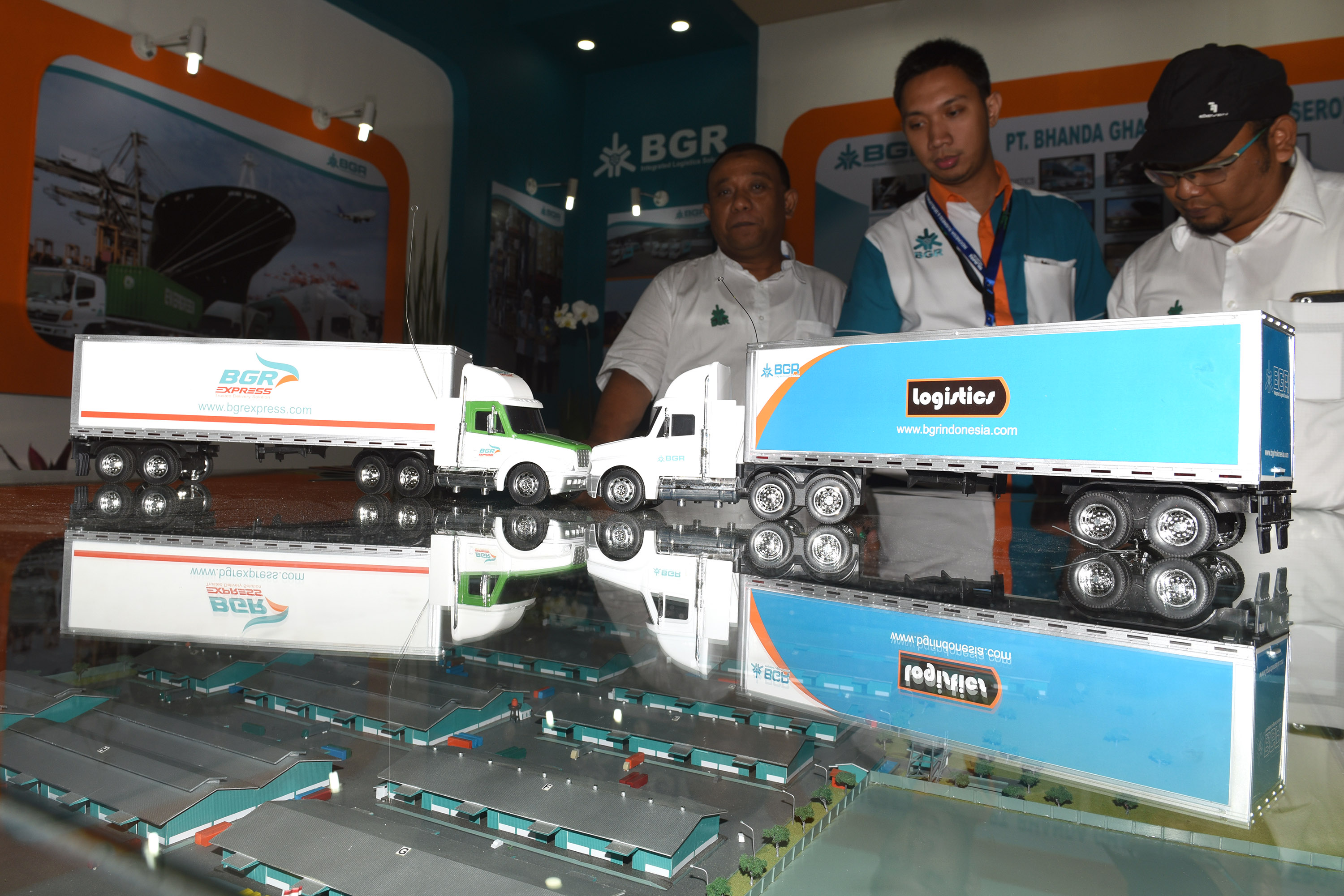 Pengunjung melihat maket kawasan logistik Bhanda Ghara Reksa (BGR) BUMN bidang logistik.