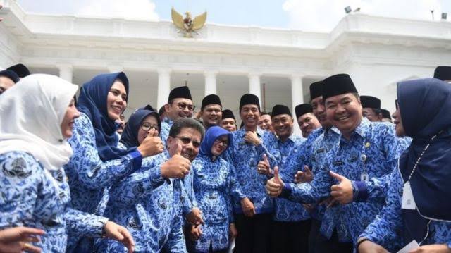 ASN berfoto dengan Presiden Joko Widodo