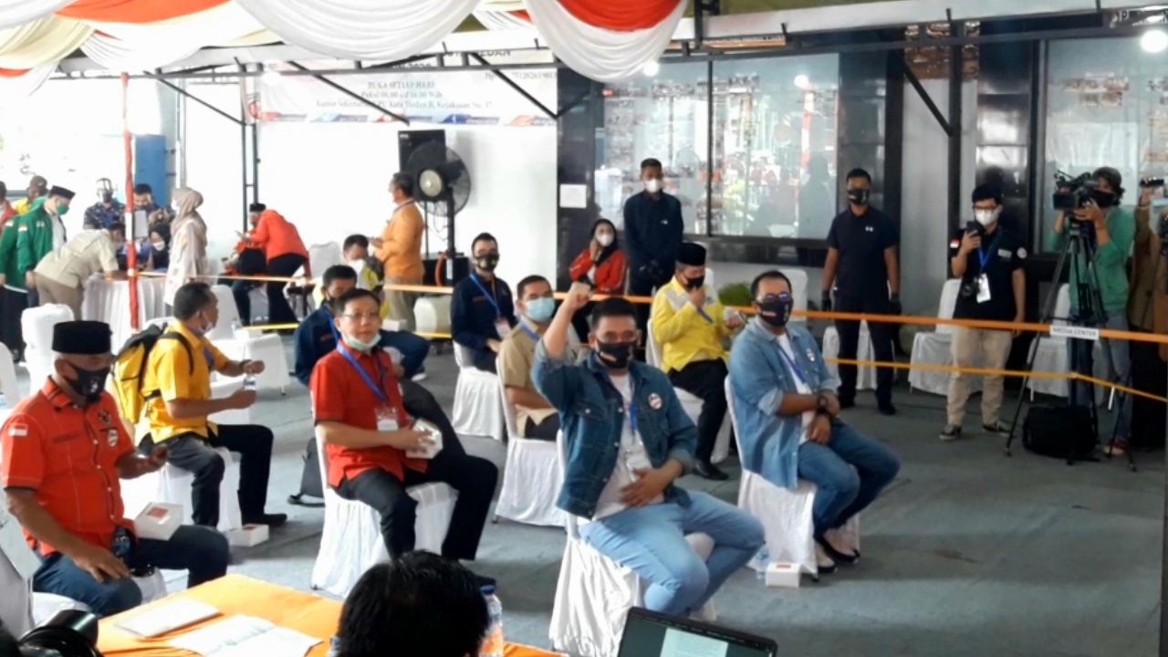 Menantu Presiden Joko Widodo Bobby Afif Nasution (tengah) mengepalkan tangannya ke udara saat pendaftaran pilkada beberapa waktu lalu. 