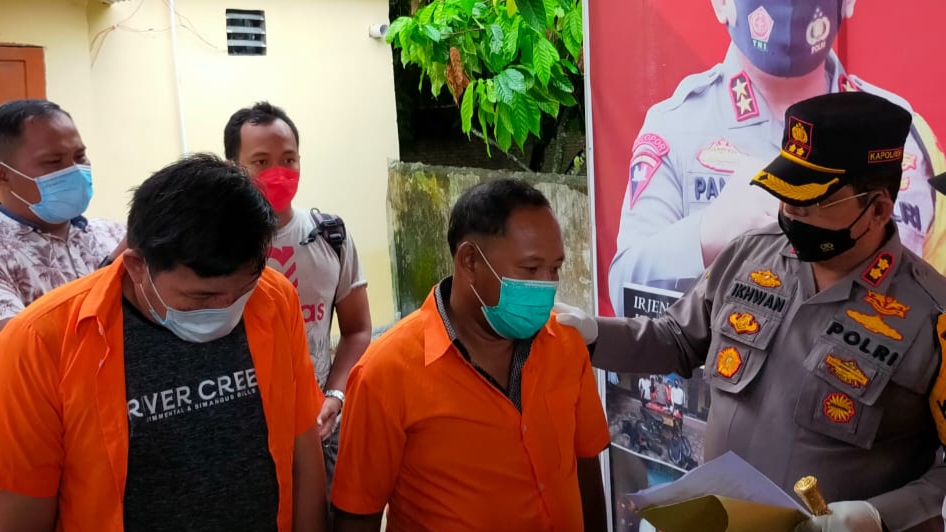 : Polisi menunjukkan dua dari lima tersangka pelaku penyelundup calon TKI Ilegal yang akan diberangkatkan dari Kabupaten Batubara, Sumut.