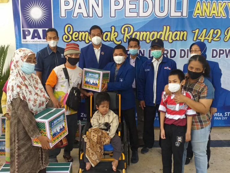 DPW PAN DIY menyerahkan bantuan sekitar 200 paket untuk anak yatim dan duafa di Lobby DPRD DIY, Sabtu (23/4/2021)