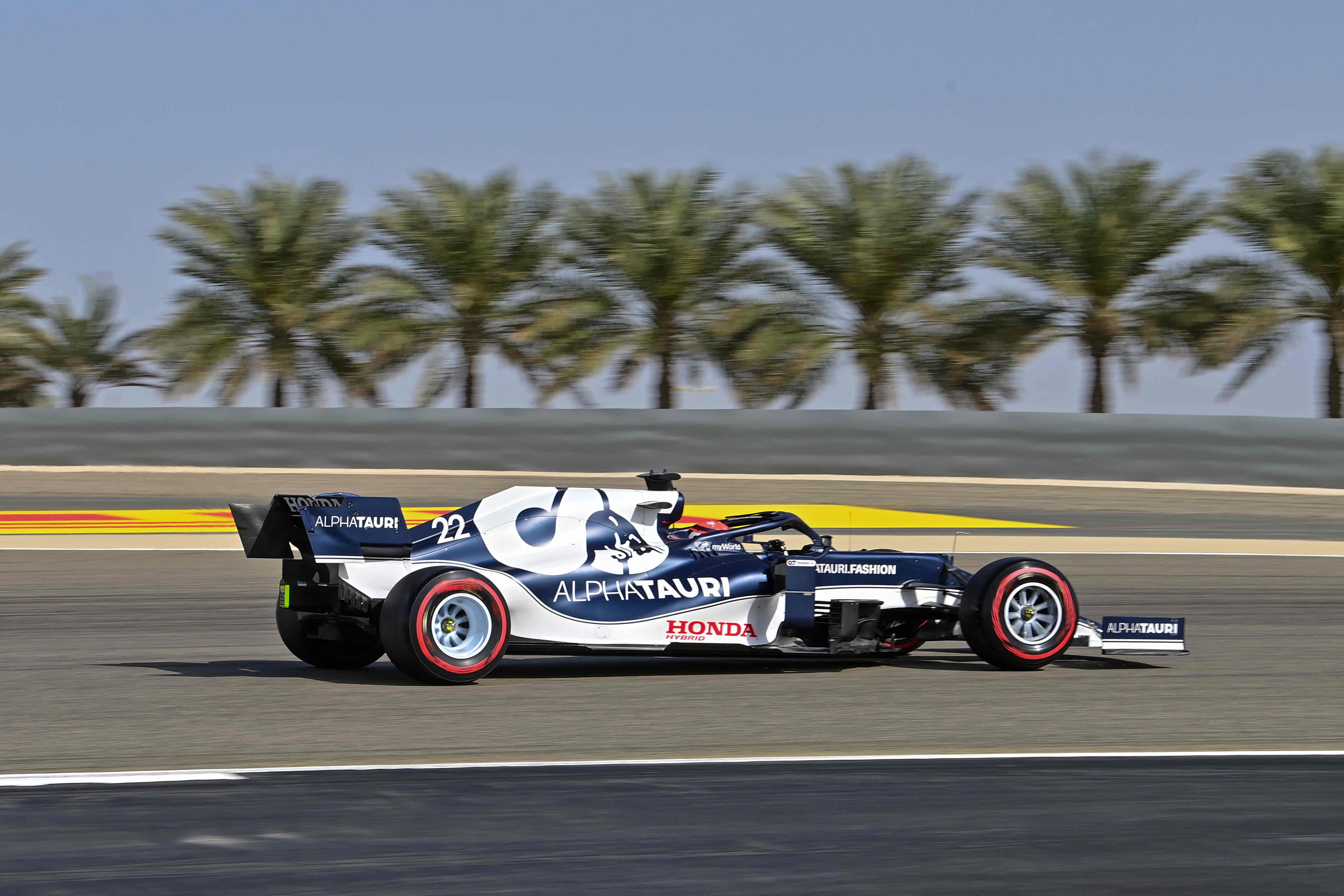 Pembalap tim AlphaTauri, Yuki Tsunoda, melakukan sesi latihan di  Bahrain International Circuit, Shakir, Bahrain.   