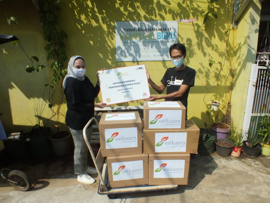 Co Founder dan Senior Advisor PT Cetta Satkaara, Ruth Andriani serahkan donasi buku kepada Edi Dimyati, Founder Kargo Baca, Jumat (23/4/2021