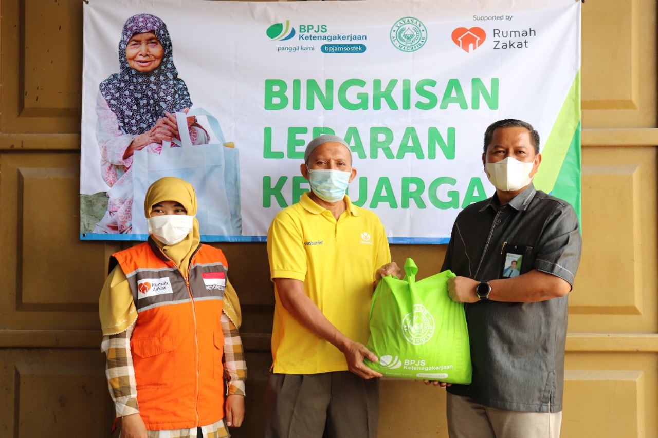 Penyerahan bantuan bingkisan lebaran keluarga sebanyak 250 paket kepada warga RW.01 Kelurahan Pesanggrahan, Jakarta Selatan, Jumat (23/4).