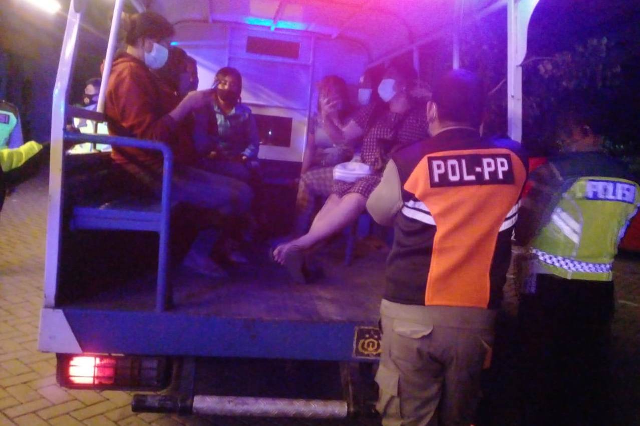 Polisi merazia tempat hiburan malam di Kecamatan Krian.