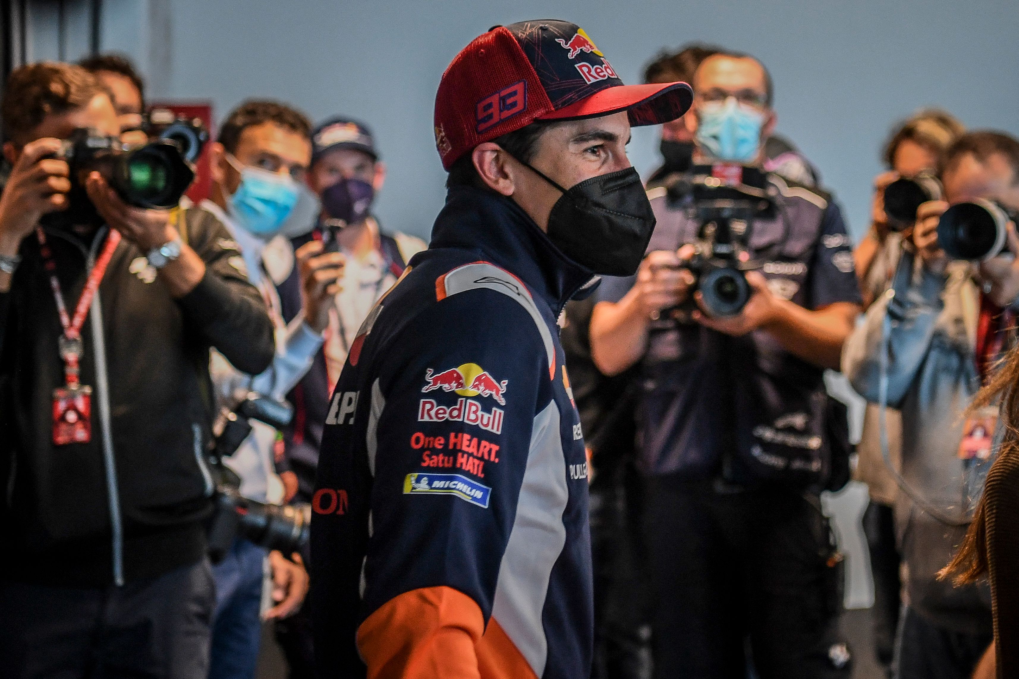 Marc Marquez tiba di acara konferensi pers Grand Prix Portugal di  Algarve International Circuit, Portimao, Portugal, Kamis (15/4/2021).