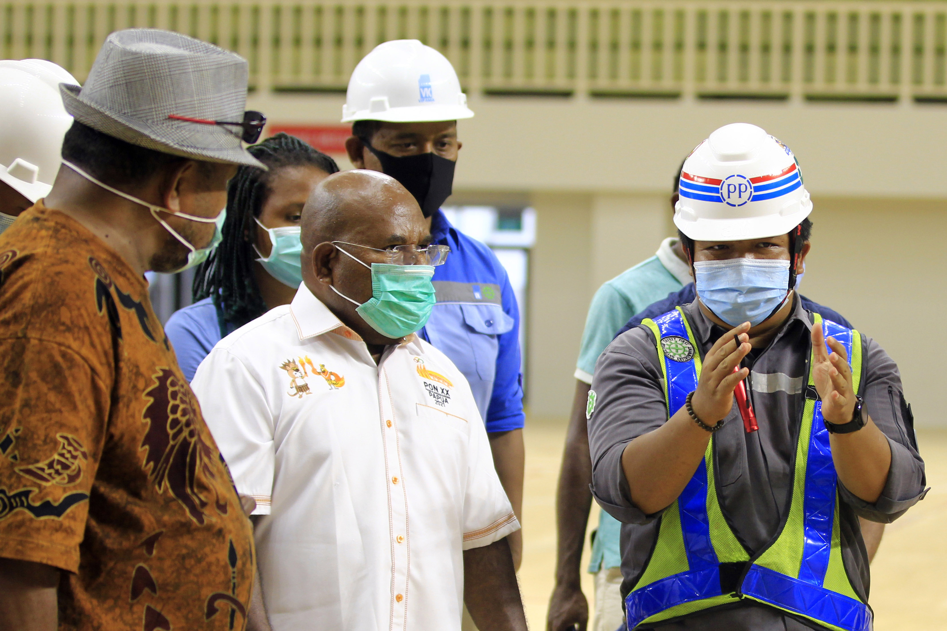 Gubernur Papua Lukas Enembe (kedua kiri) 