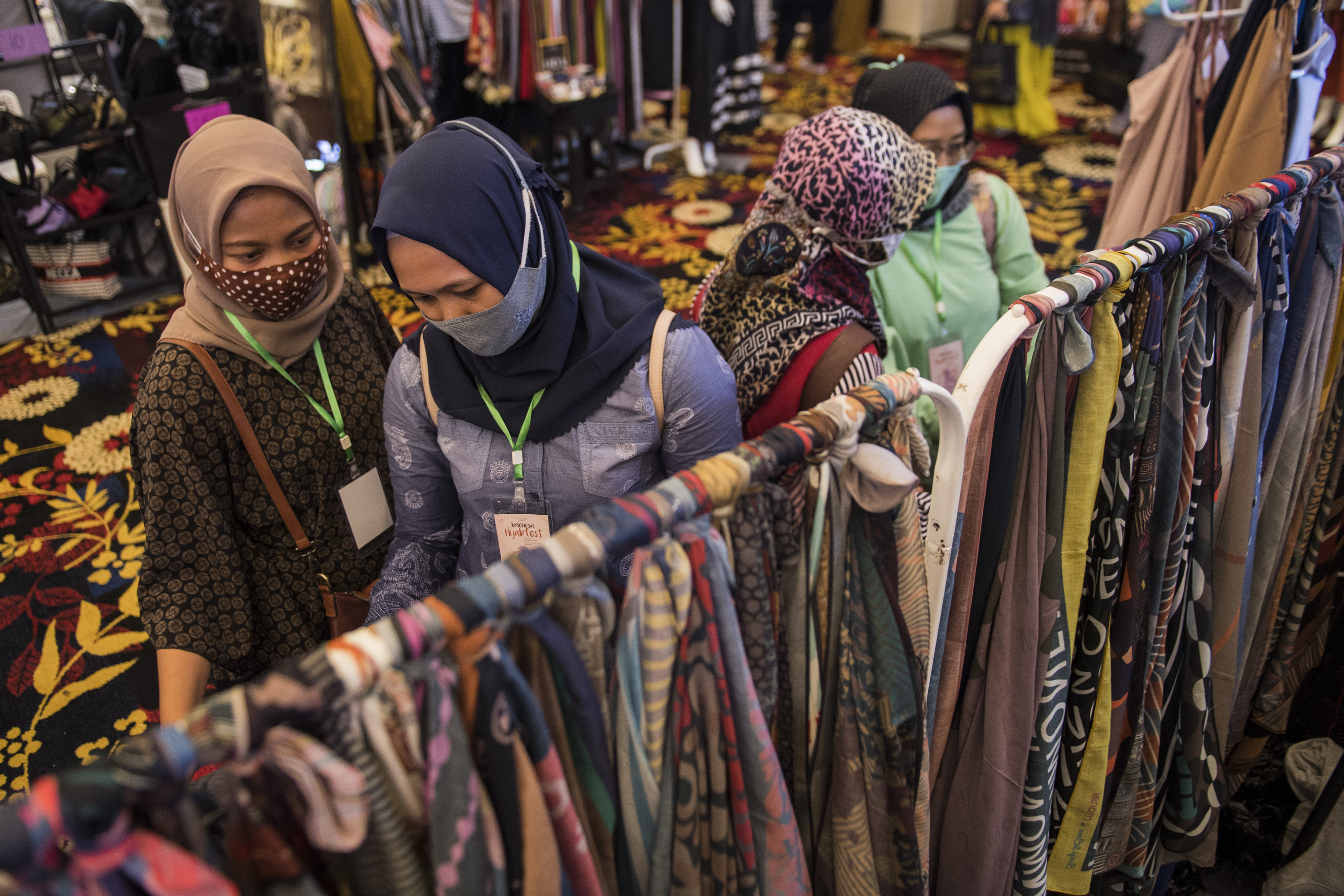 Pengunjung memilih pakaian muslim dan aksesorisnya saat Indonesia Hijab Fest di Trans Luxury Hotel, Bandung, Jawa Barat. 
