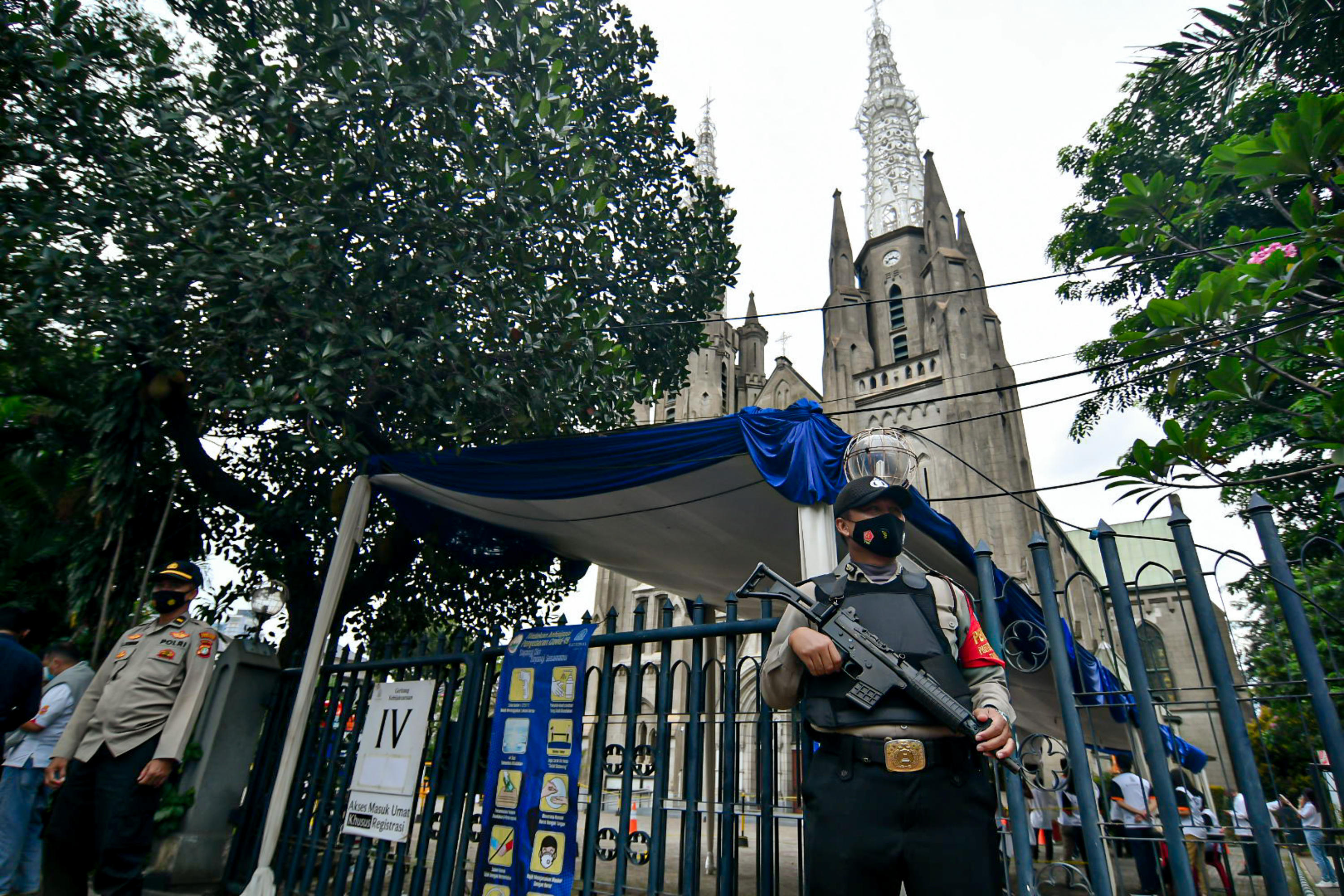 Sejumlah aparat gabungan dari TNI dan Polri melakukan penjagaan di depan Gereja Katedral, Jakarta, Kamis (1/3).