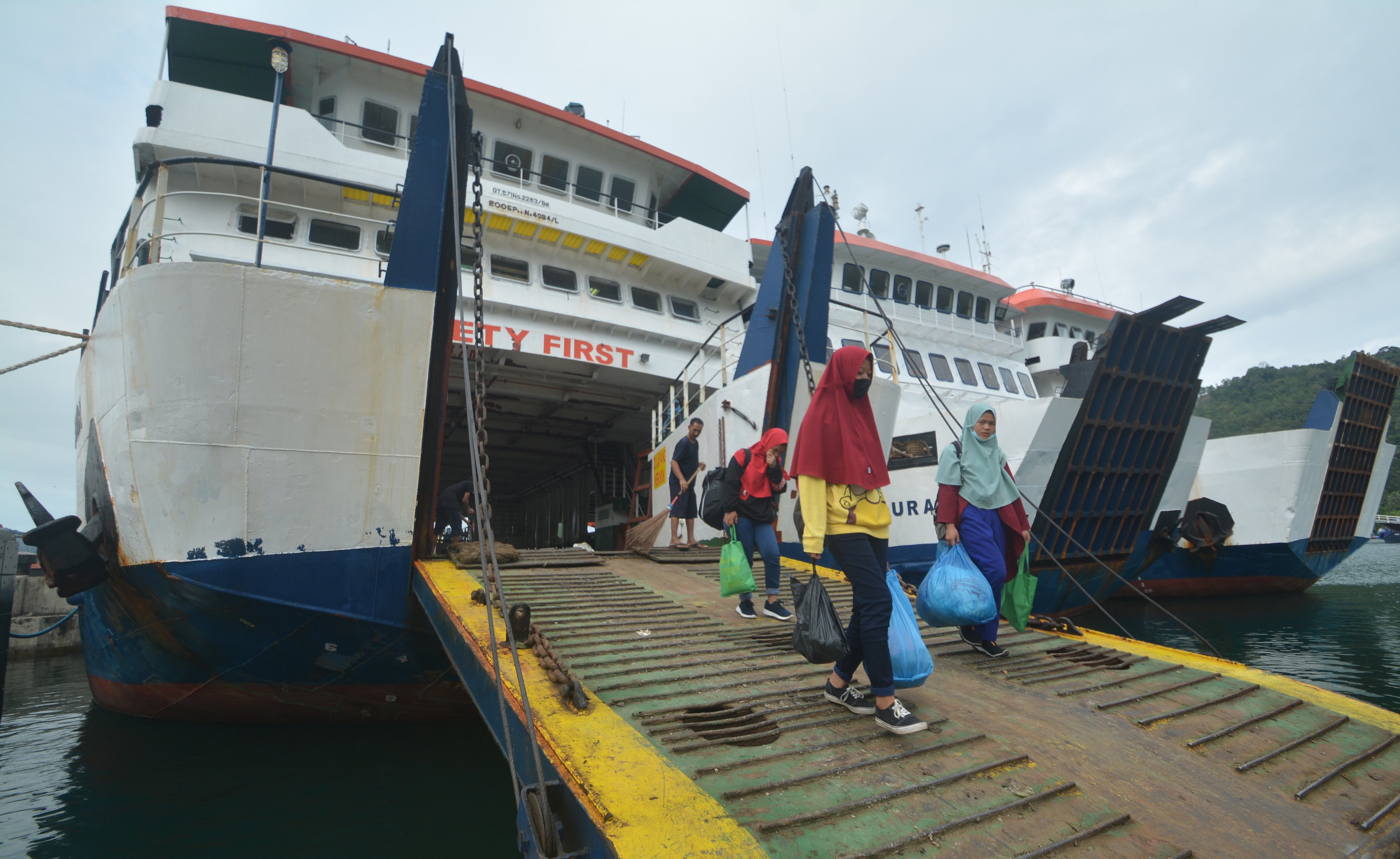 Calon penumpang turun dari Kapal Ambu-ambu yang batal berangkat di Pelabuhan Bungus, Padang, Sumatera Barat.