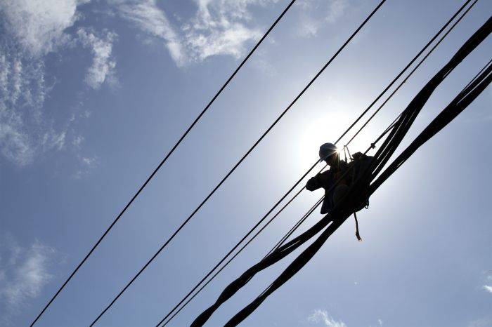 Petugas PLN memperbaiki jaringan listrik yang rusak diterjang badai siklon Seroja di NTT. 