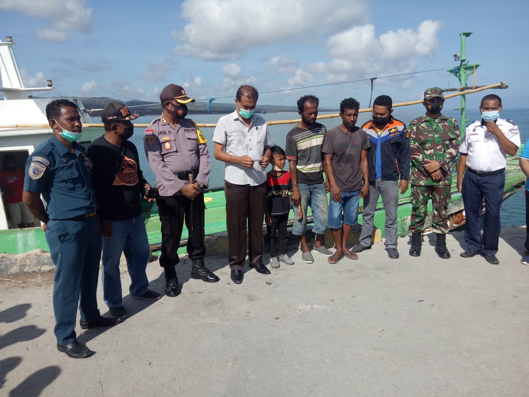 Dua nelayan dari Kabupate Sabu Raijua selamat setelah terseret badai sampai Samudera Hindia 