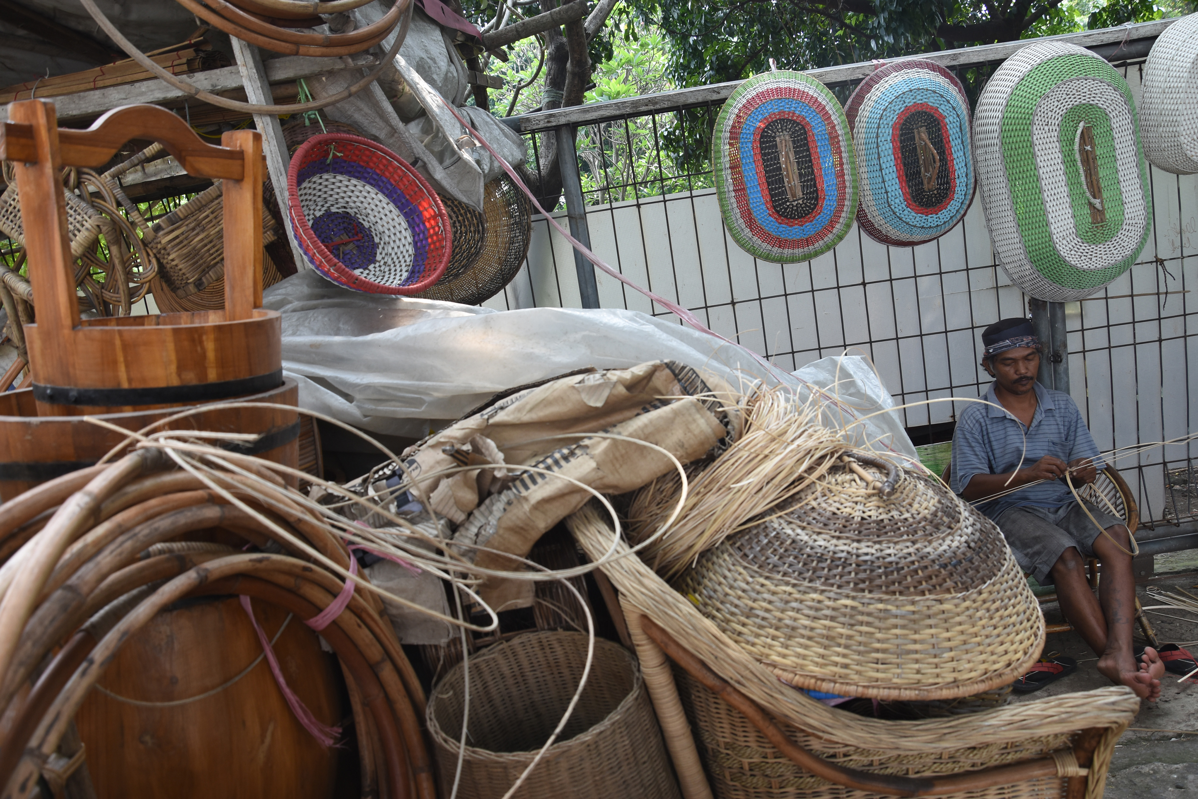 Perajn memproduksi kerajinan rotan di kawasan Pasar Minggu, Jakarta, Kamis (14/5/2020). 