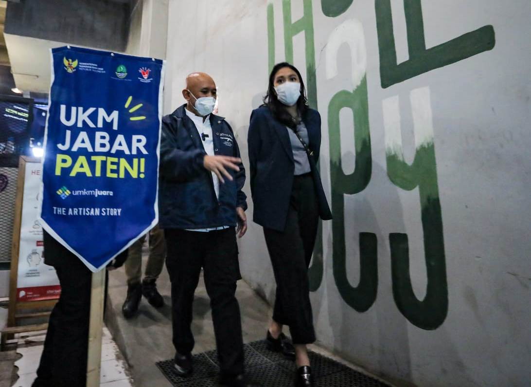 Menteri Koperasi dan UKM Teten Masduki berkeliling The Hallway di  Pasar Kosambi, Kota Bandung, Jawa Barat. 