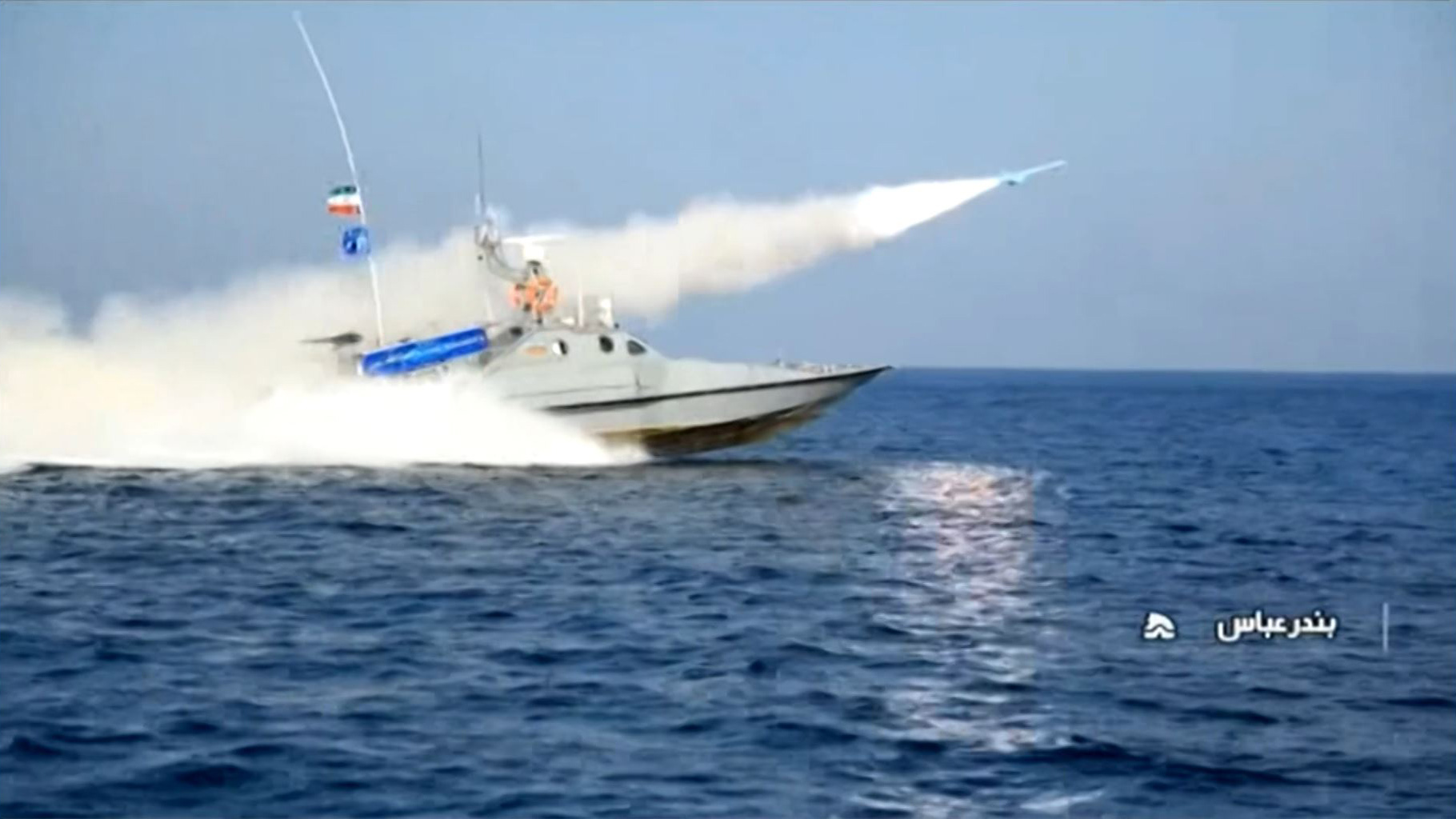 Gambar dari televisi pemerintah Iran, TV IRIB, menunjukkan speed boat milik militer Iran melepaskan rudal saat latihan di perairan Teluk.